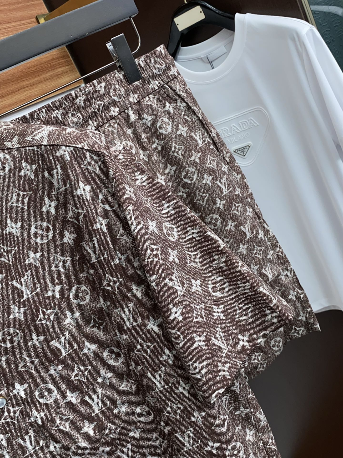 1v 路易威登 M-3xL 26年春夏新款休闲短裤 套装 干净利落剪裁，都市风十足 采用精纺棉麻面料手感