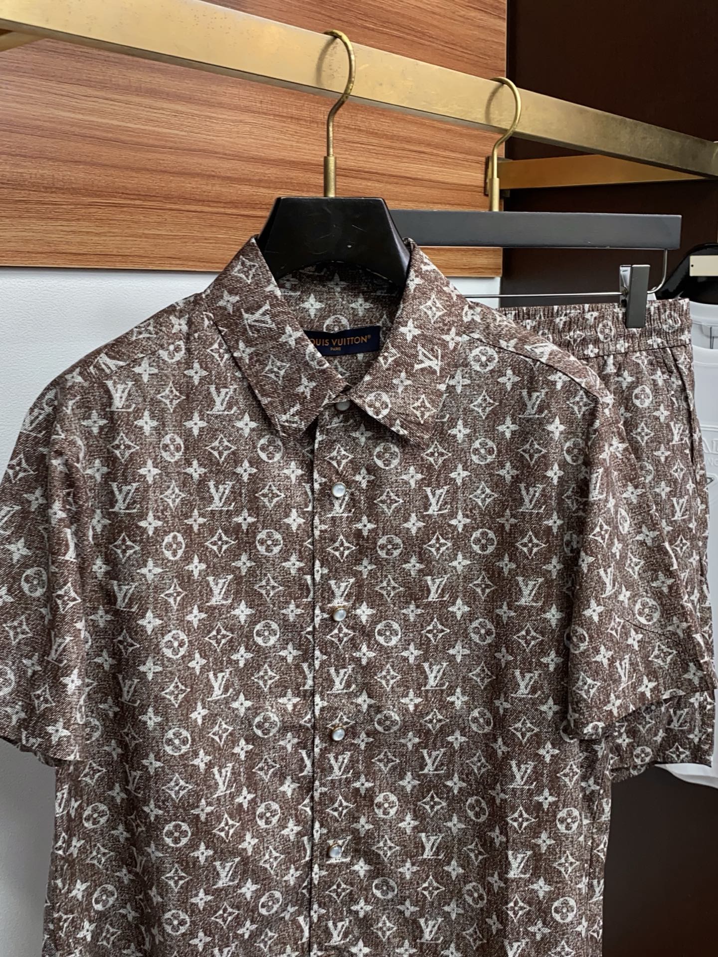 1v 路易威登 M-3xL 26年春夏新款休闲短裤 套装 干净利落剪裁，都市风十足 采用精纺棉麻面料手感