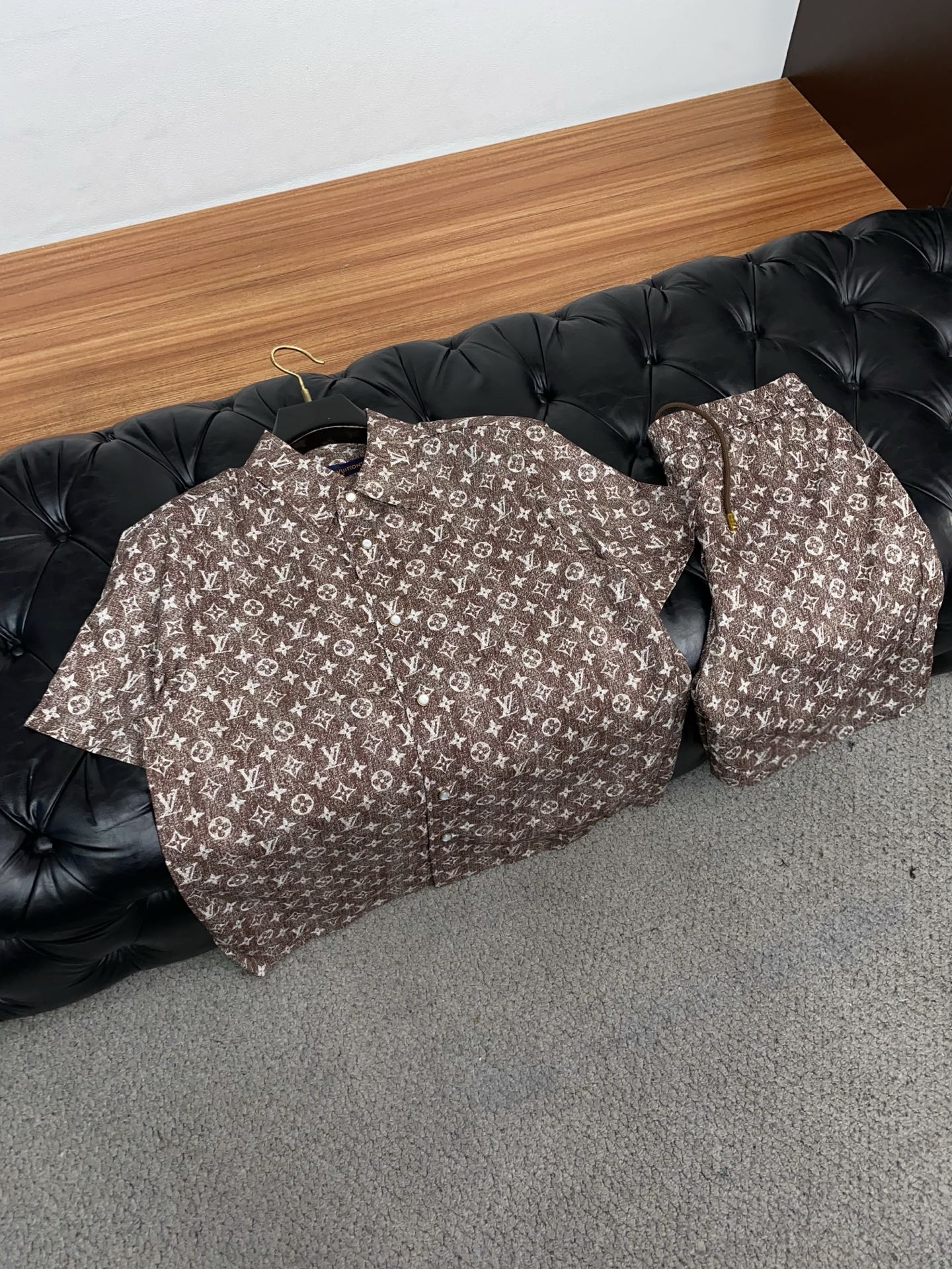 1v 路易威登 M-3xL 26年春夏新款休闲短裤 套装 干净利落剪裁，都市风十足 采用精纺棉麻面料手感