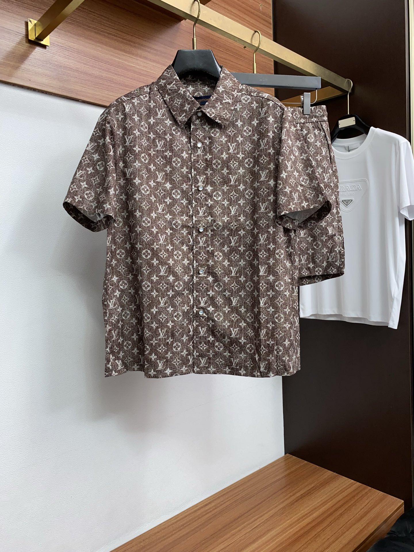 1v 路易威登 M-3xL 26年春夏新款休闲短裤 套装 干净利落剪裁，都市风十足 采用精纺棉麻面料手感