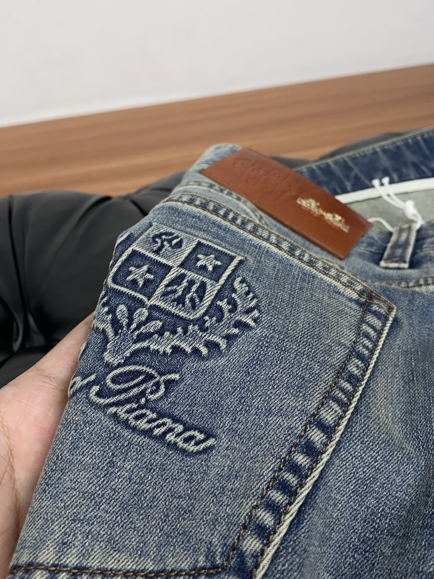 高端定制、2026早春最新款牛仔裤 柜台同步发售 原版定制复刻 客供五金辅料 原单品质 进口牛仔面料高弹