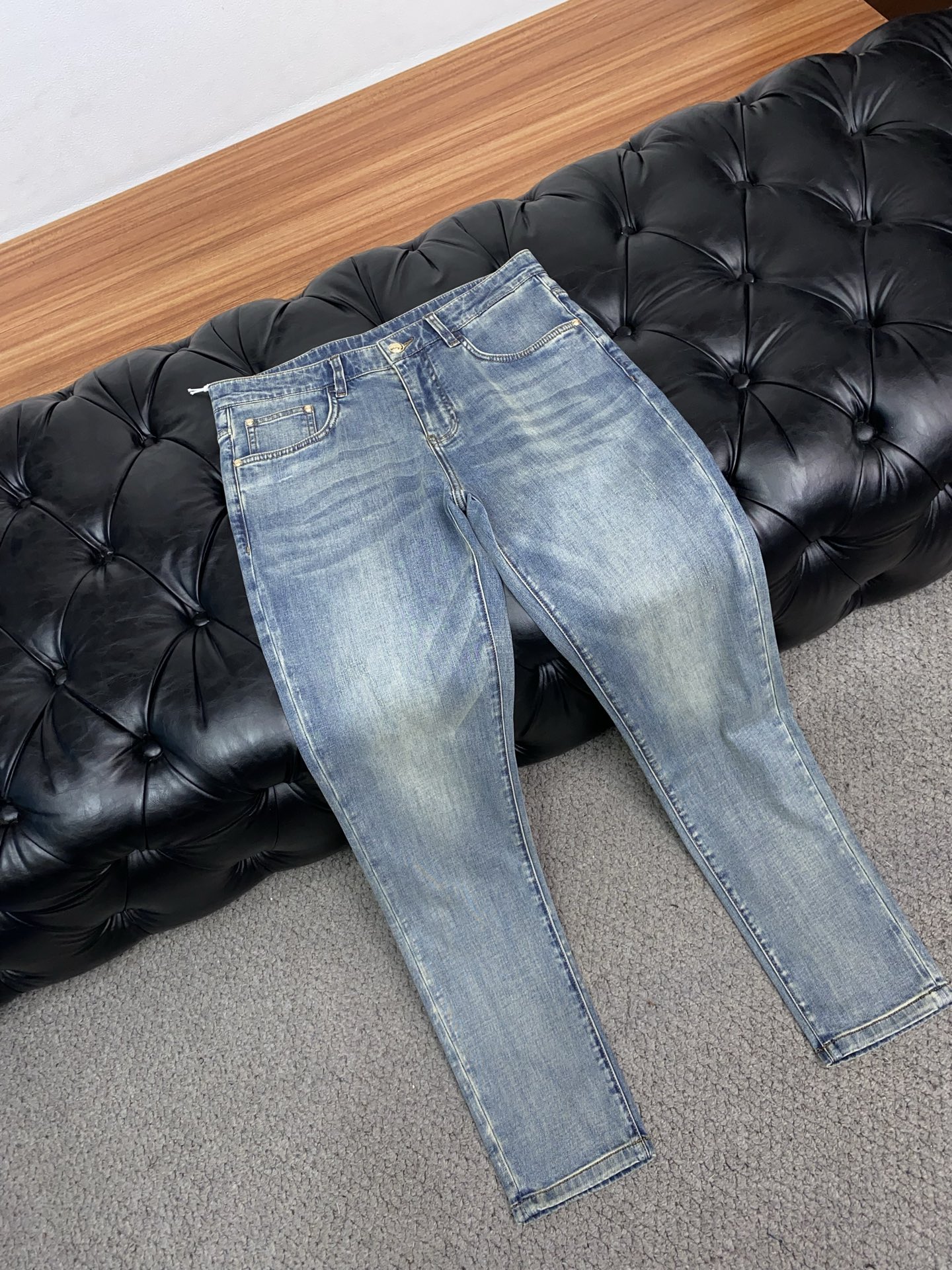 高端定制、2026早春最新款牛仔裤 柜台同步发售 原版定制复刻 客供五金辅料 原单品质 进口牛仔面料高弹