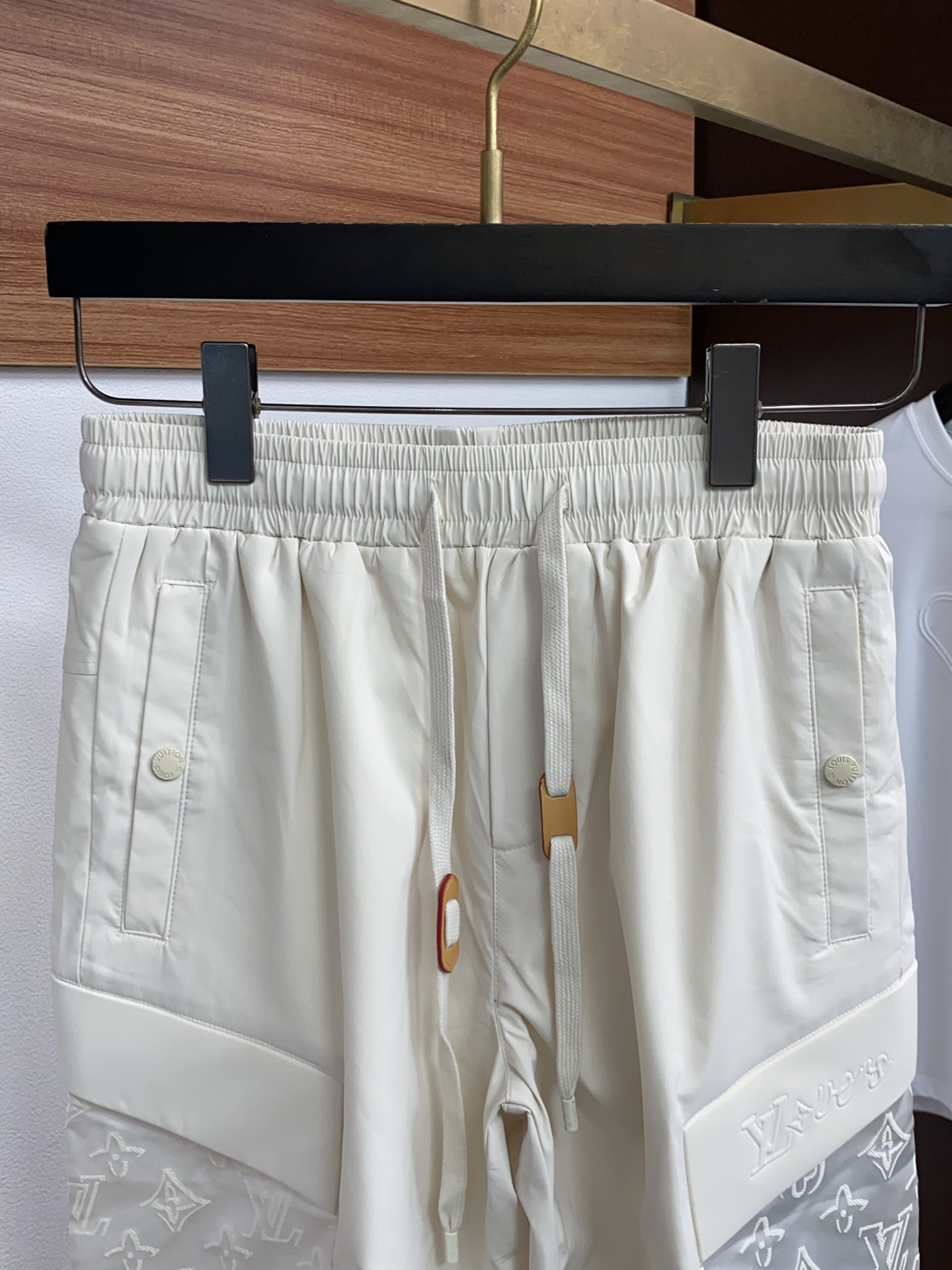 1v 路易威登 春夏新款休闲短裤 品牌经典系列 纯棉面料 舒适度极好，手触感强烈。原版品牌logo 辨识
