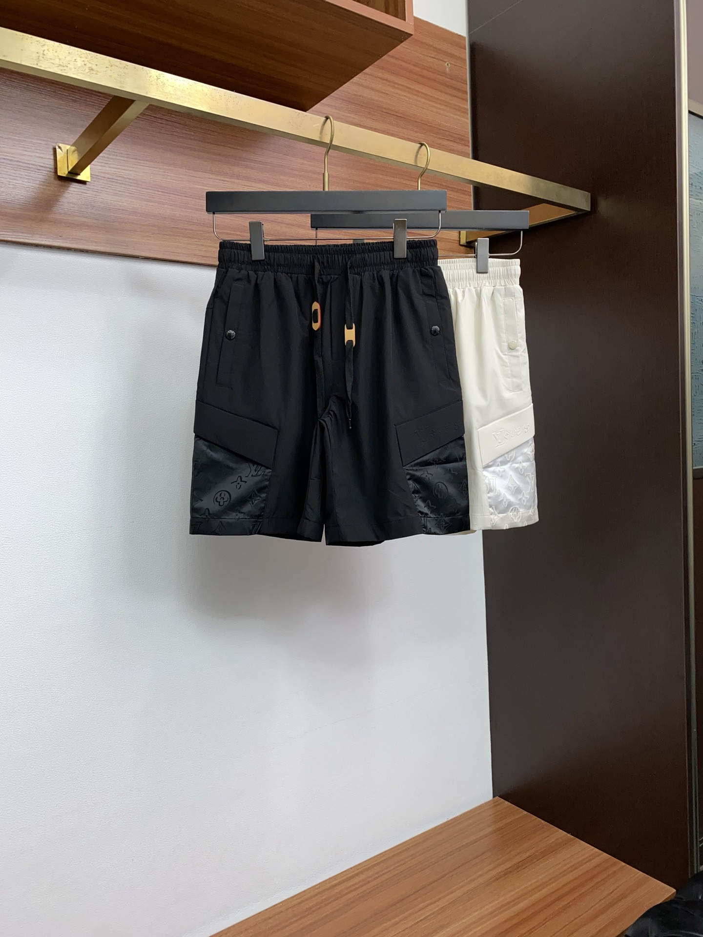 1v 路易威登 春夏新款休闲短裤 品牌经典系列 纯棉面料 舒适度极好，手触感强烈。原版品牌logo 辨识