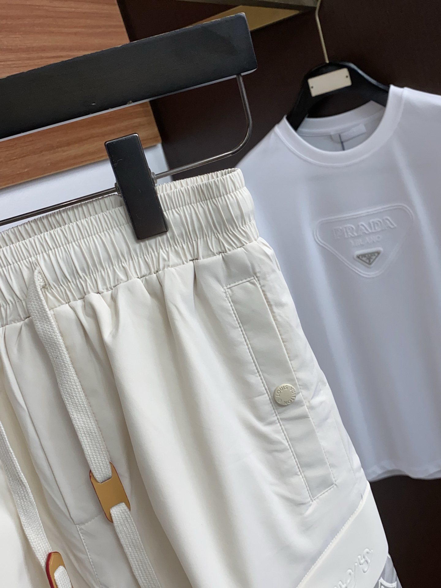 1v 路易威登 春夏新款休闲短裤 品牌经典系列 纯棉面料 舒适度极好，手触感强烈。原版品牌logo 辨识