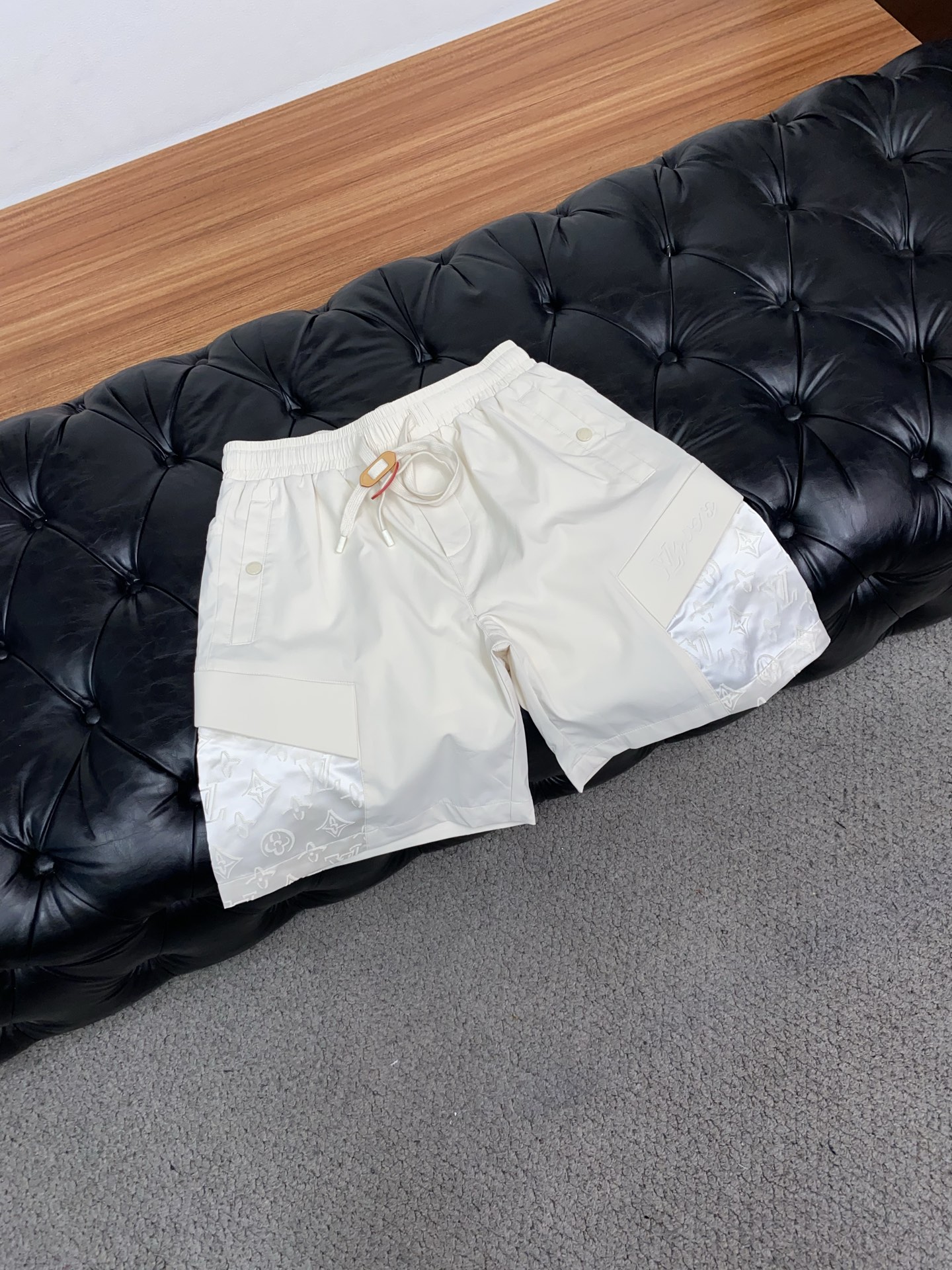 1v 路易威登 春夏新款休闲短裤 品牌经典系列 纯棉面料 舒适度极好，手触感强烈。原版品牌logo 辨识