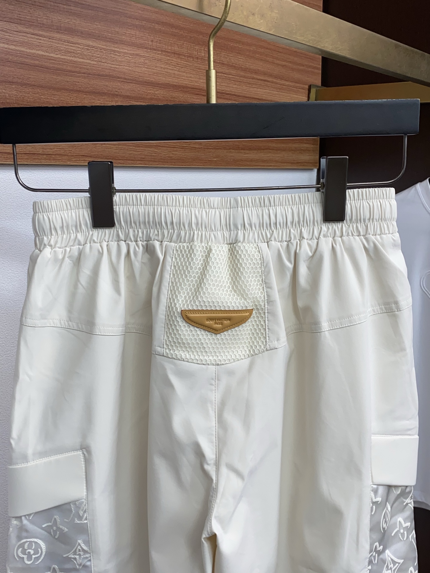 1v 路易威登 春夏新款休闲短裤 品牌经典系列 纯棉面料 舒适度极好，手触感强烈。原版品牌logo 辨识