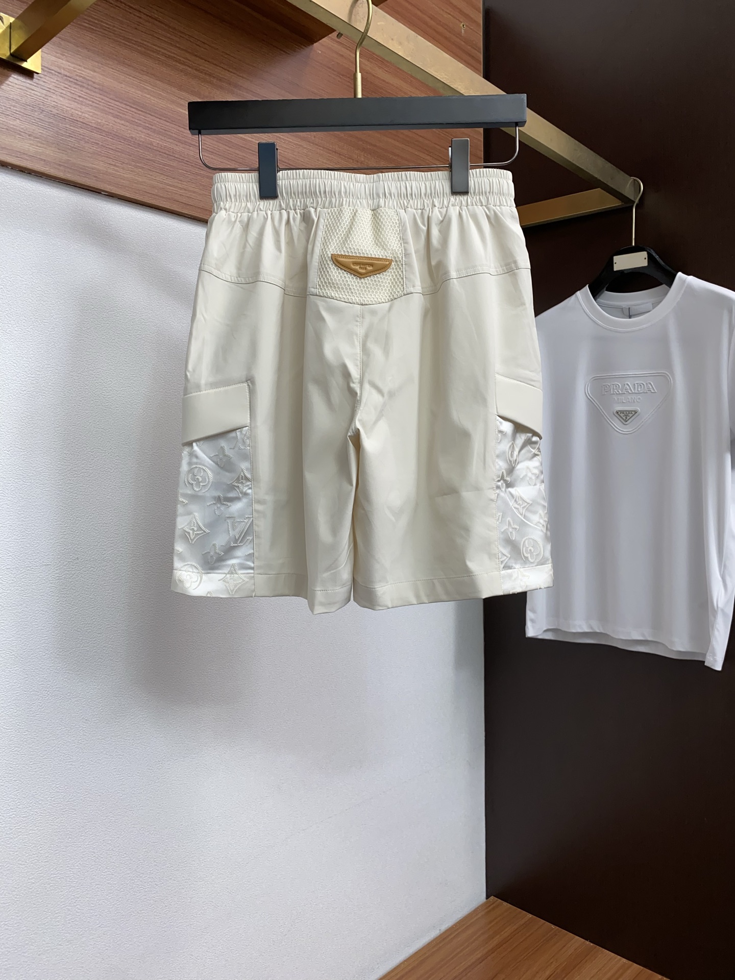 1v 路易威登 春夏新款休闲短裤 品牌经典系列 纯棉面料 舒适度极好，手触感强烈。原版品牌logo 辨识