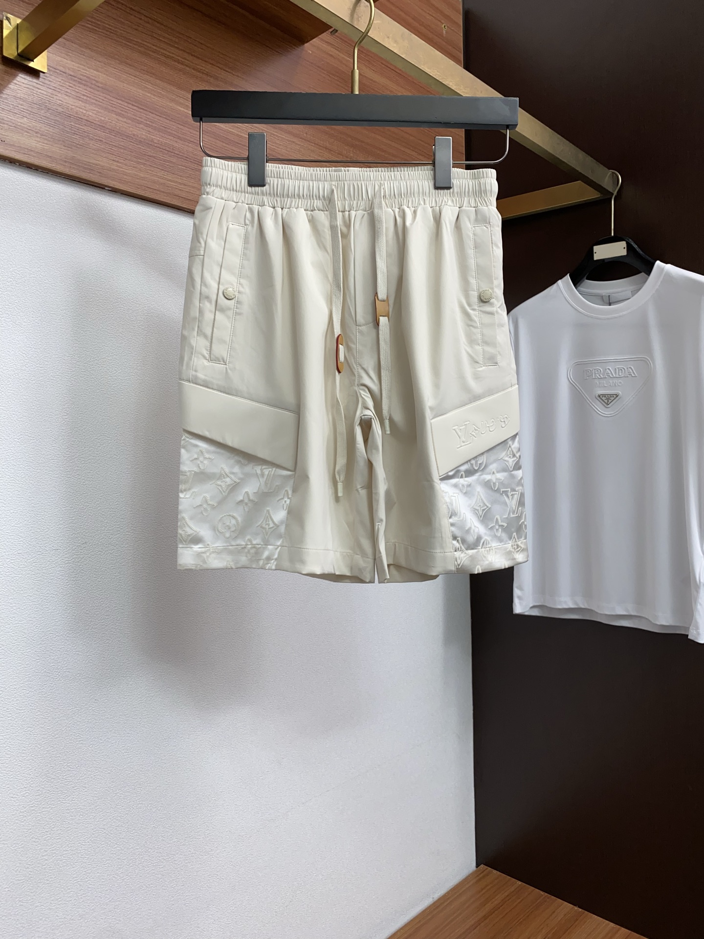 1v 路易威登 春夏新款休闲短裤 品牌经典系列 纯棉面料 舒适度极好，手触感强烈。原版品牌logo 辨识