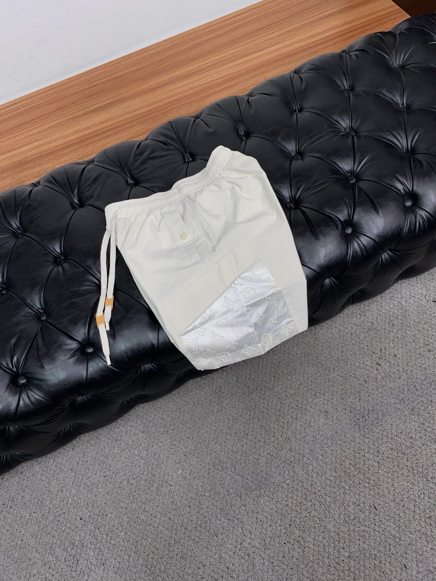 1v 路易威登 春夏新款休闲短裤 品牌经典系列 纯棉面料 舒适度极好，手触感强烈。原版品牌logo 辨识