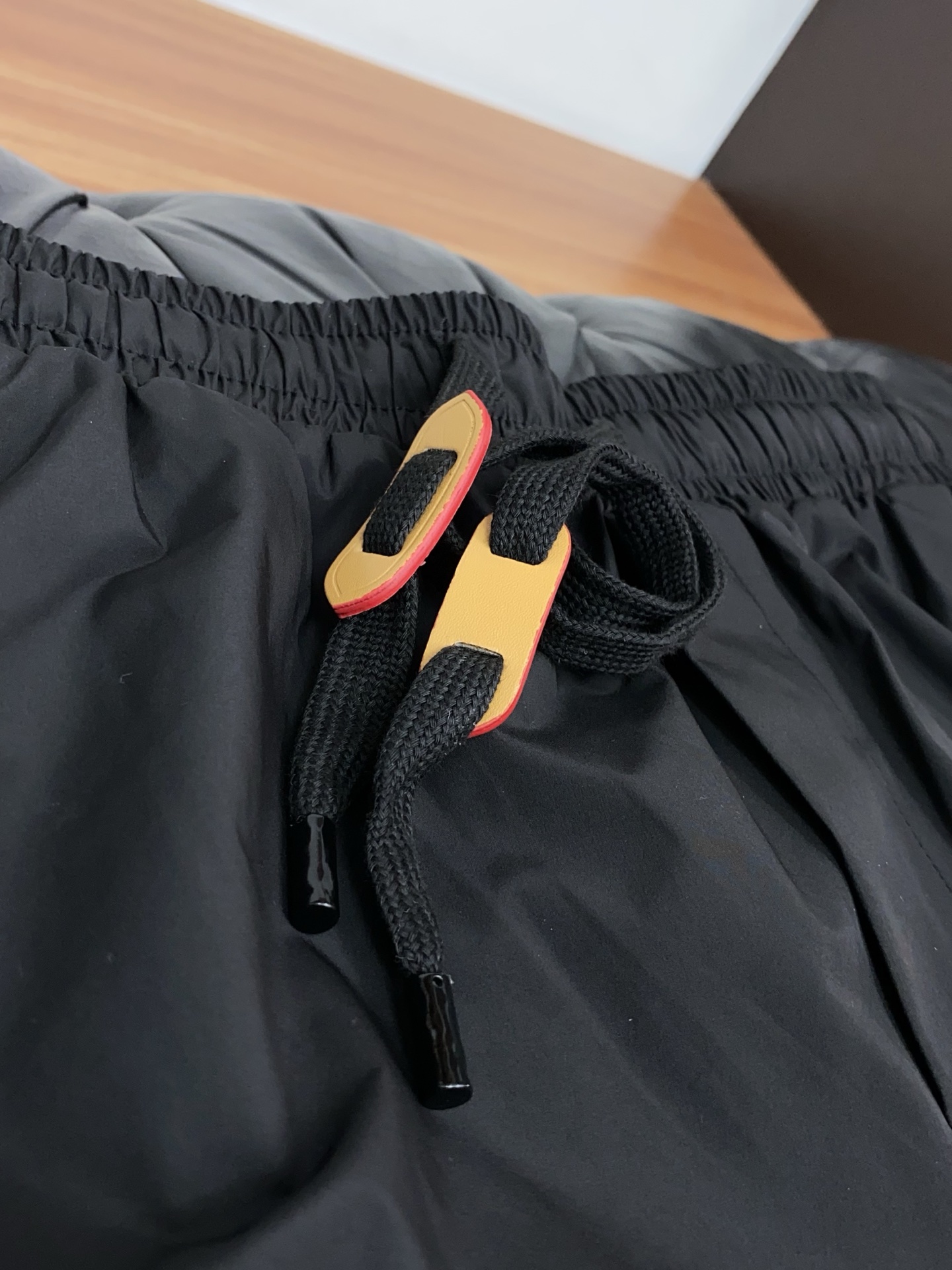 1v 路易威登 春夏新款休闲短裤 品牌经典系列 纯棉面料 舒适度极好，手触感强烈。原版品牌logo 辨识