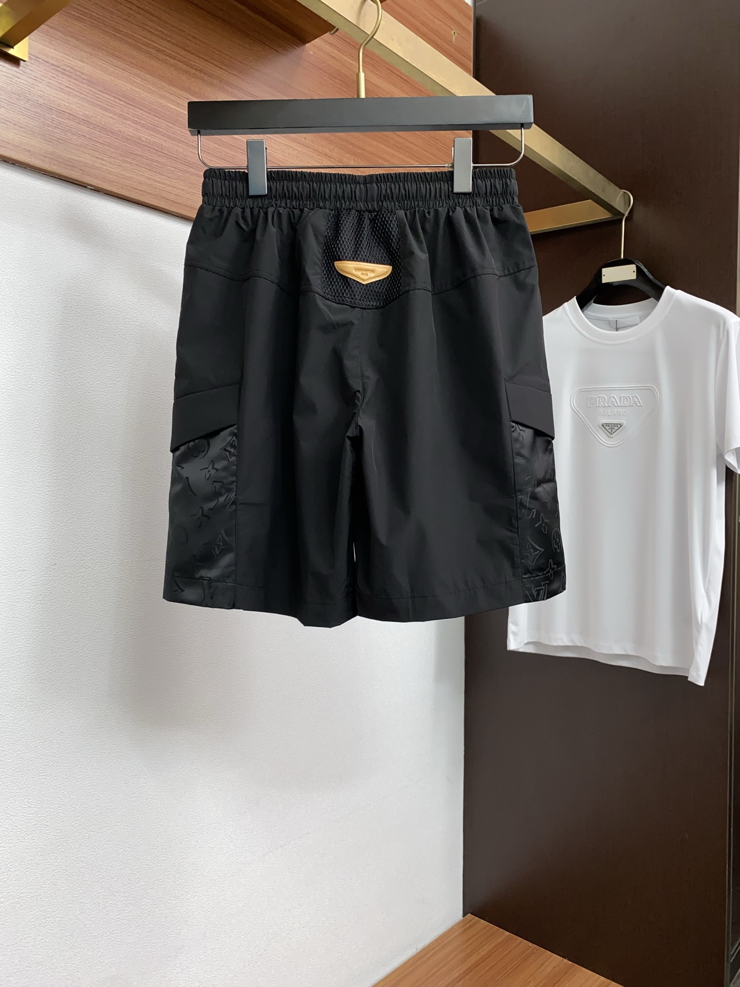 1v 路易威登 春夏新款休闲短裤 品牌经典系列 纯棉面料 舒适度极好，手触感强烈。原版品牌logo 辨识