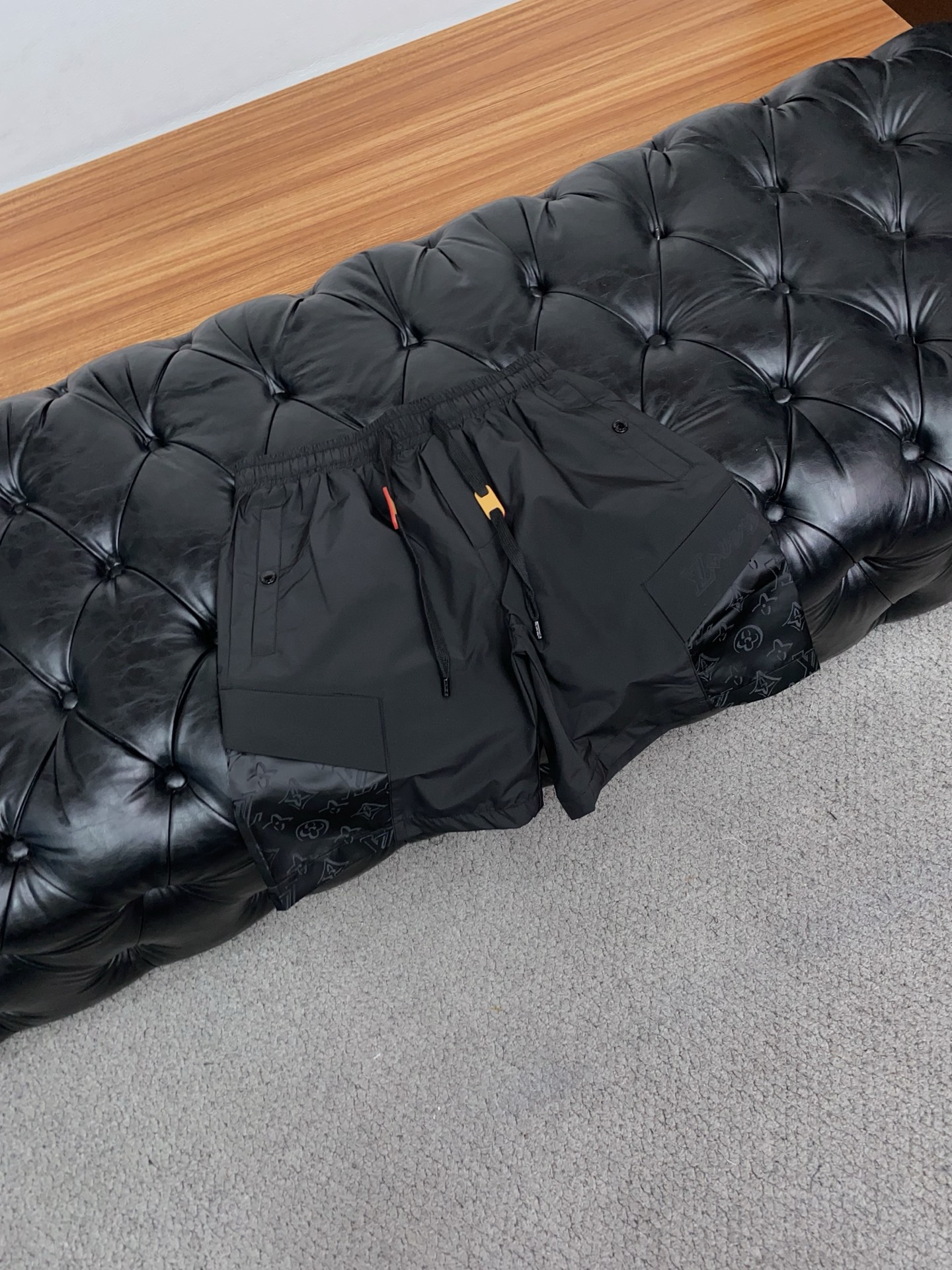 1v 路易威登 春夏新款休闲短裤 品牌经典系列 纯棉面料 舒适度极好，手触感强烈。原版品牌logo 辨识