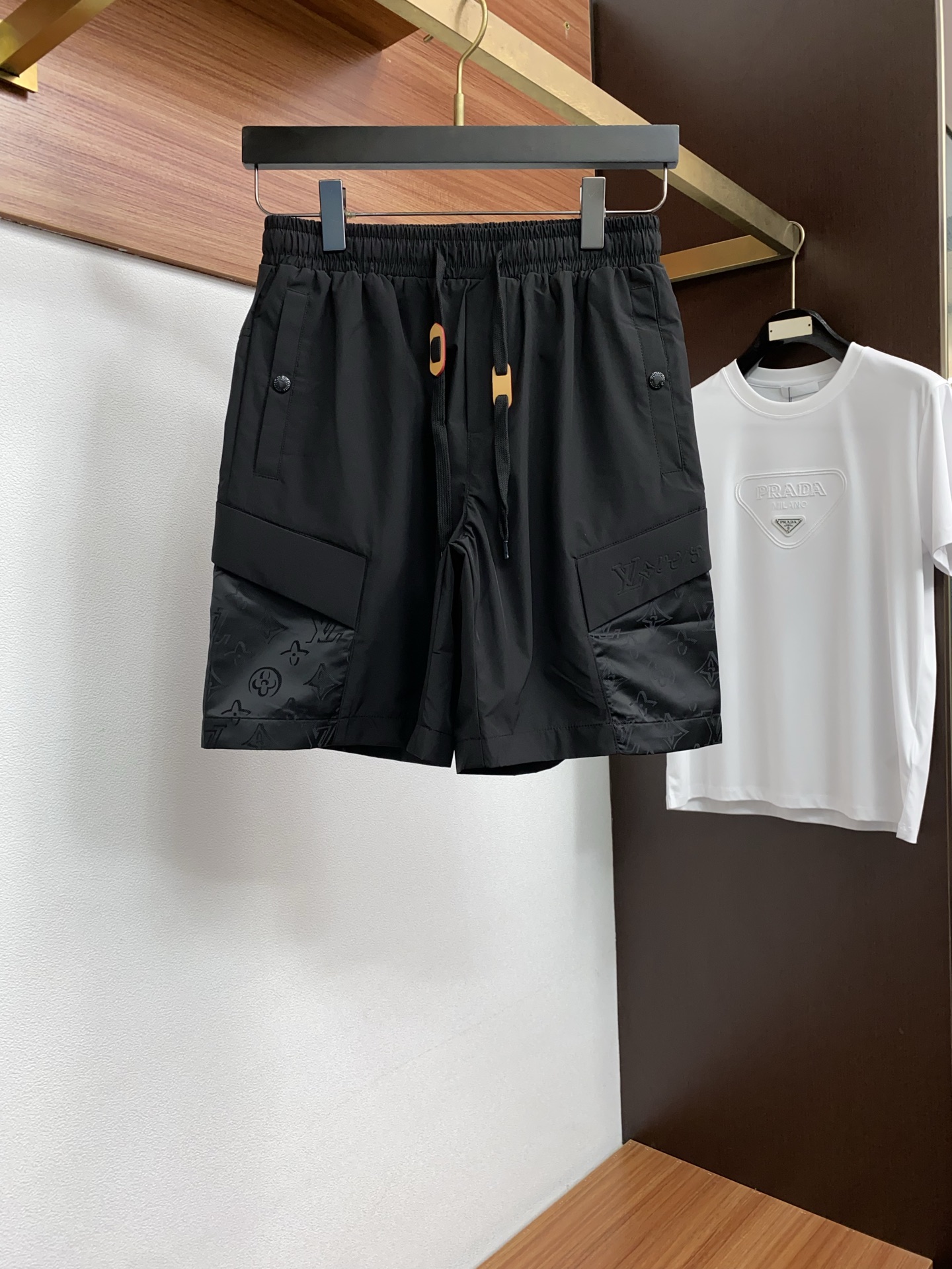 1v 路易威登 春夏新款休闲短裤 品牌经典系列 纯棉面料 舒适度极好，手触感强烈。原版品牌logo 辨识