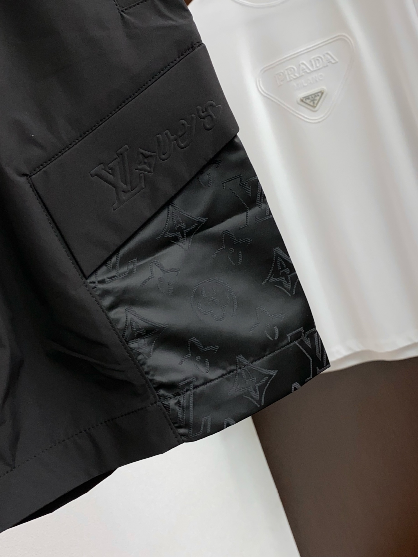 1v 路易威登 春夏新款休闲短裤 品牌经典系列 纯棉面料 舒适度极好，手触感强烈。原版品牌logo 辨识