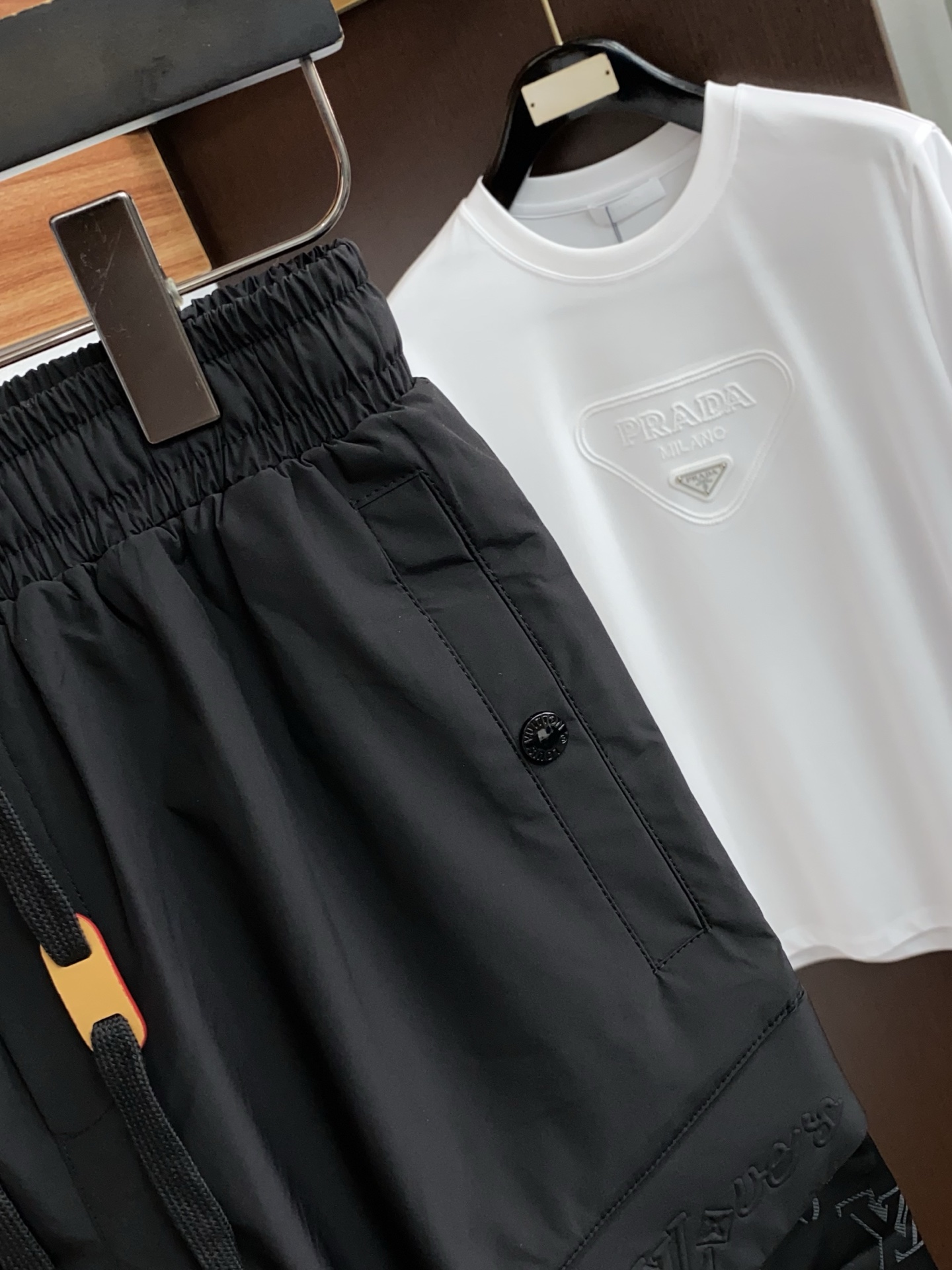 1v 路易威登 春夏新款休闲短裤 品牌经典系列 纯棉面料 舒适度极好，手触感强烈。原版品牌logo 辨识