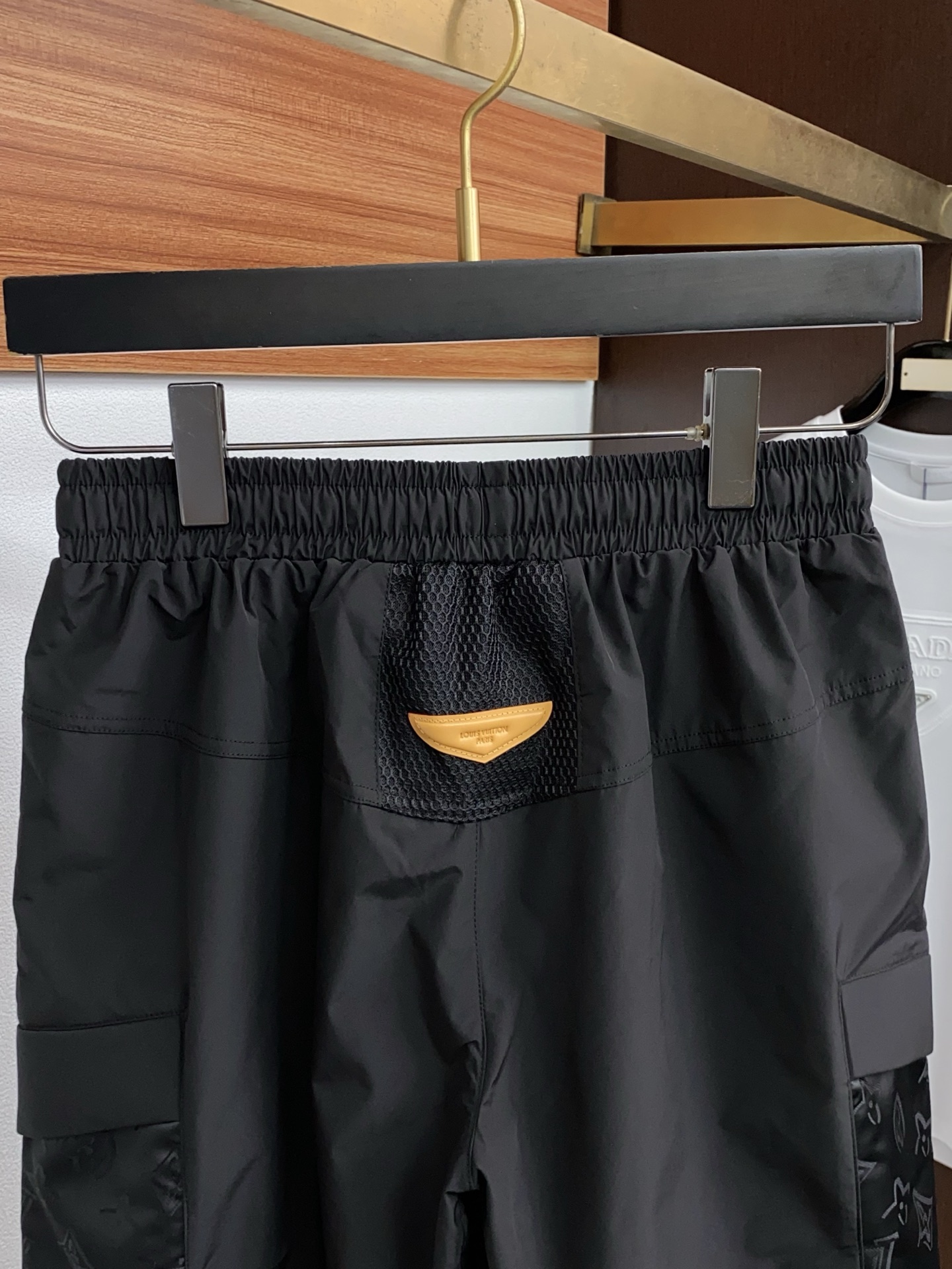 1v 路易威登 春夏新款休闲短裤 品牌经典系列 纯棉面料 舒适度极好，手触感强烈。原版品牌logo 辨识