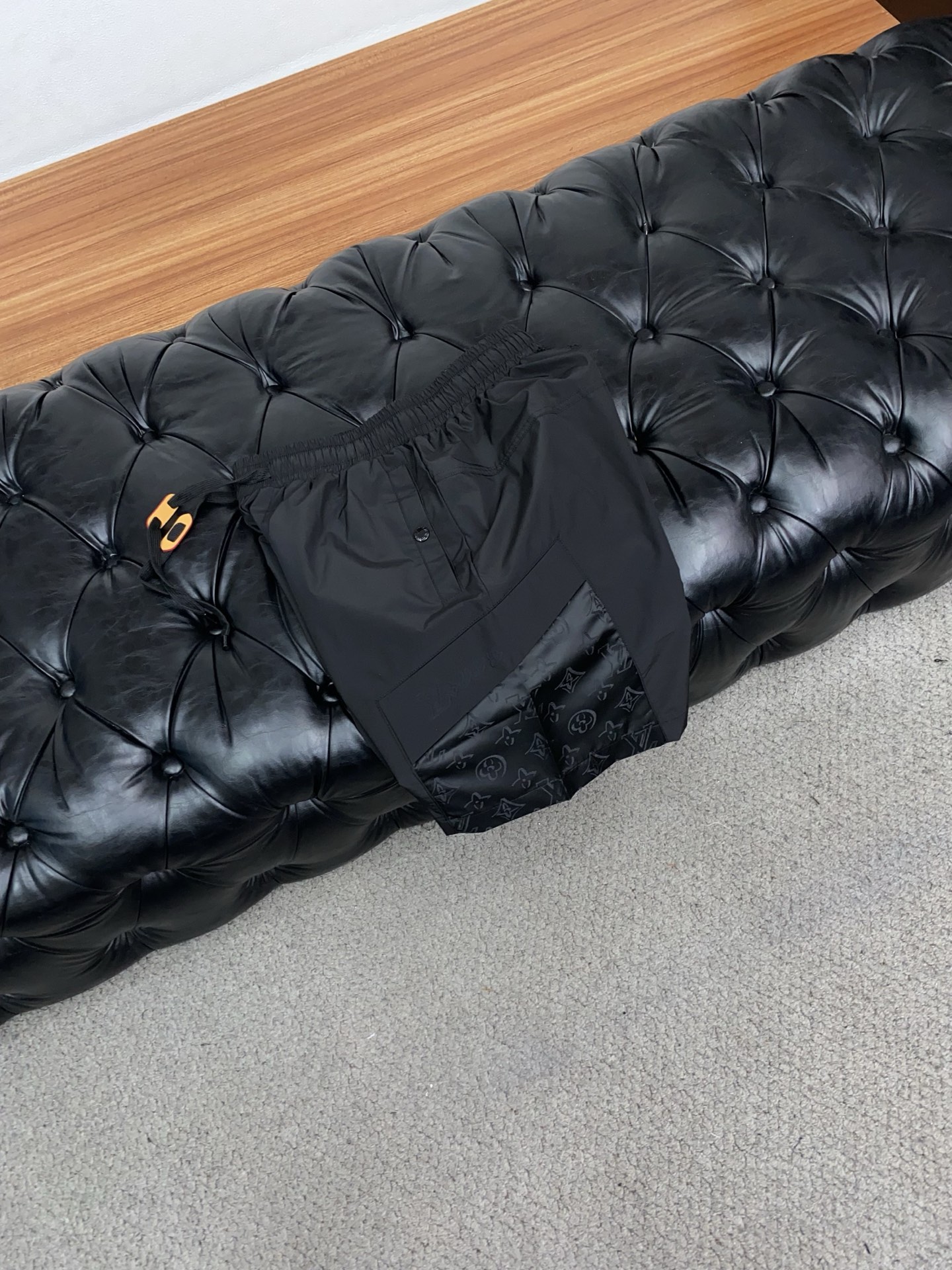 1v 路易威登 春夏新款休闲短裤 品牌经典系列 纯棉面料 舒适度极好，手触感强烈。原版品牌logo 辨识