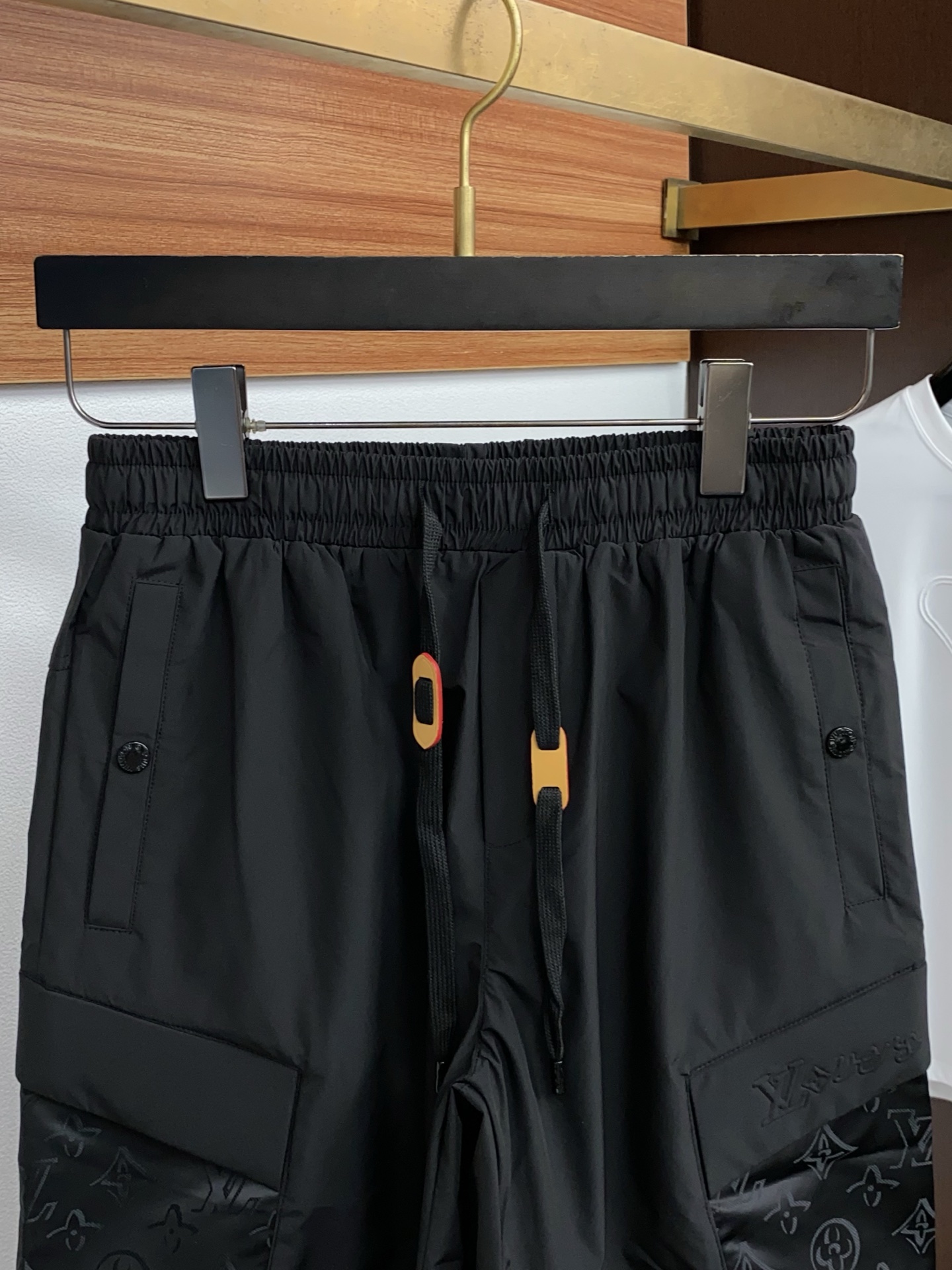 1v 路易威登 春夏新款休闲短裤 品牌经典系列 纯棉面料 舒适度极好，手触感强烈。原版品牌logo 辨识