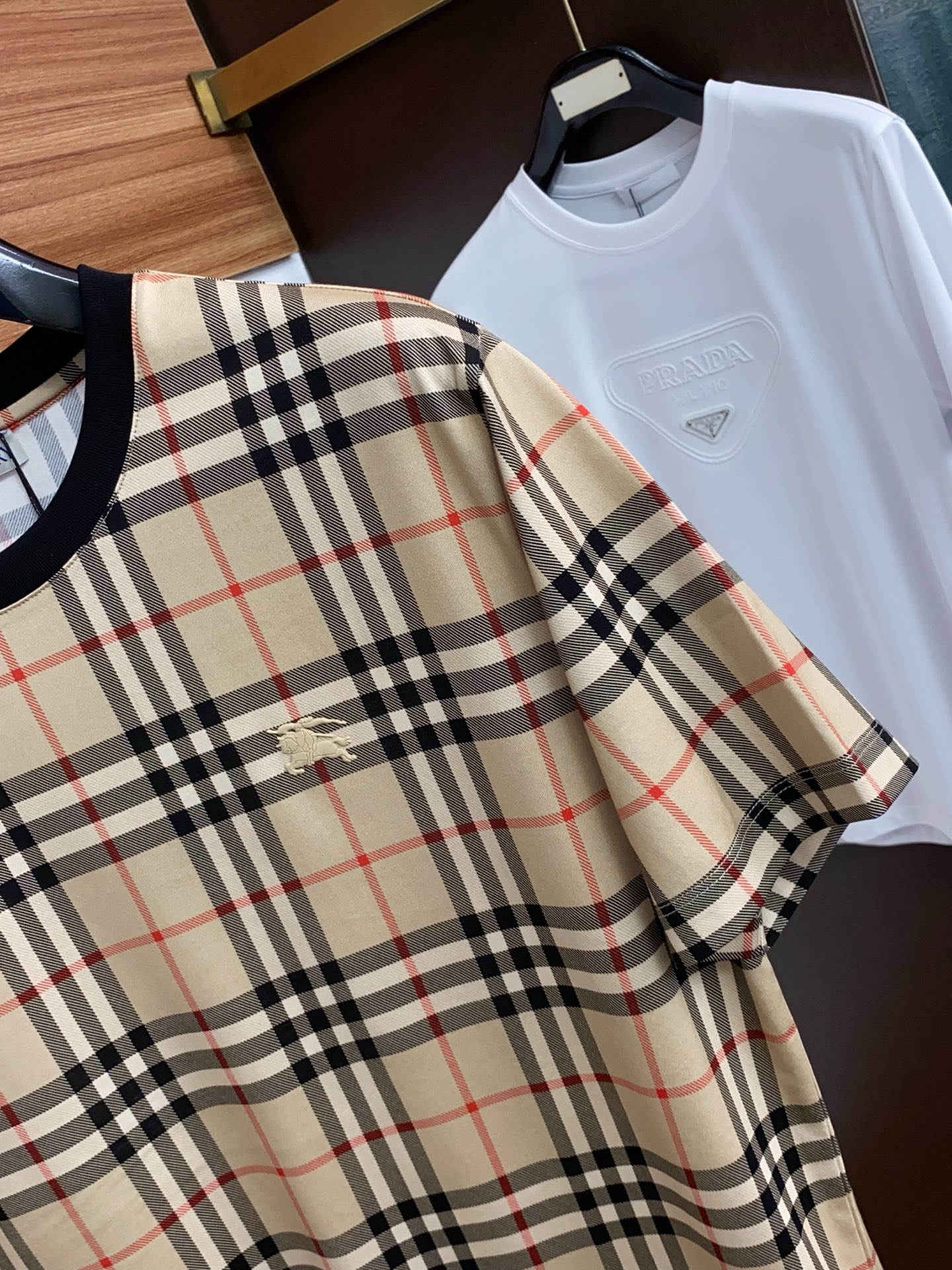 巴宝莉 高级定制 2026新款格纹短袖 百搭款式 任何人都可以轻松驾驭 面料全订制工艺 高定一等品丝光棉