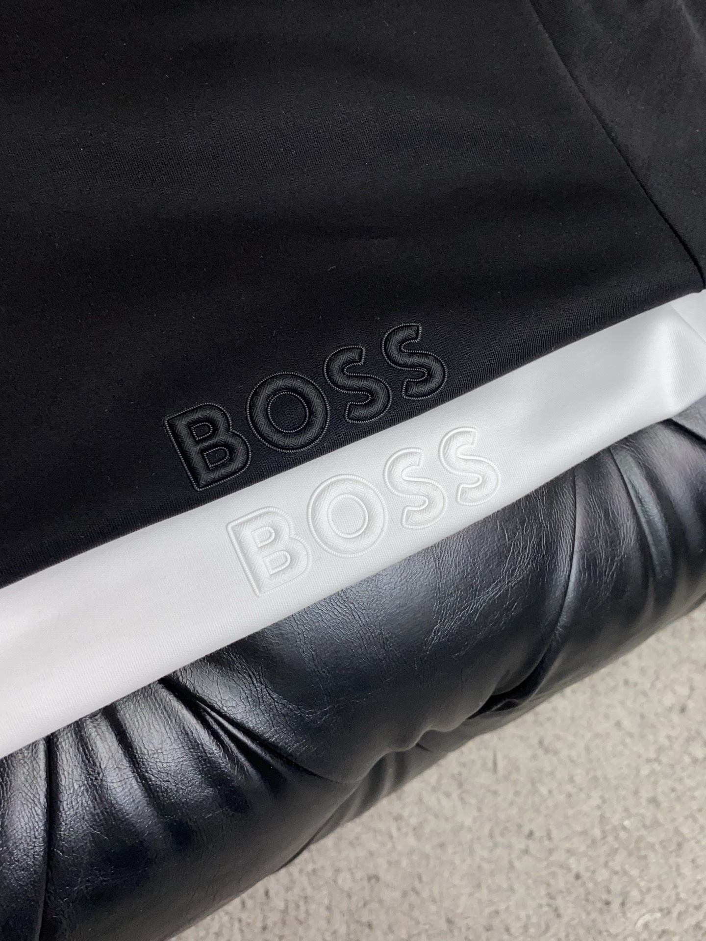 BOSS 26春夏新款首发专柜最新款圆领短袖 高端订制 设计前卫时尚！品牌logo重工艺设计 高端定制100支双面丝光棉