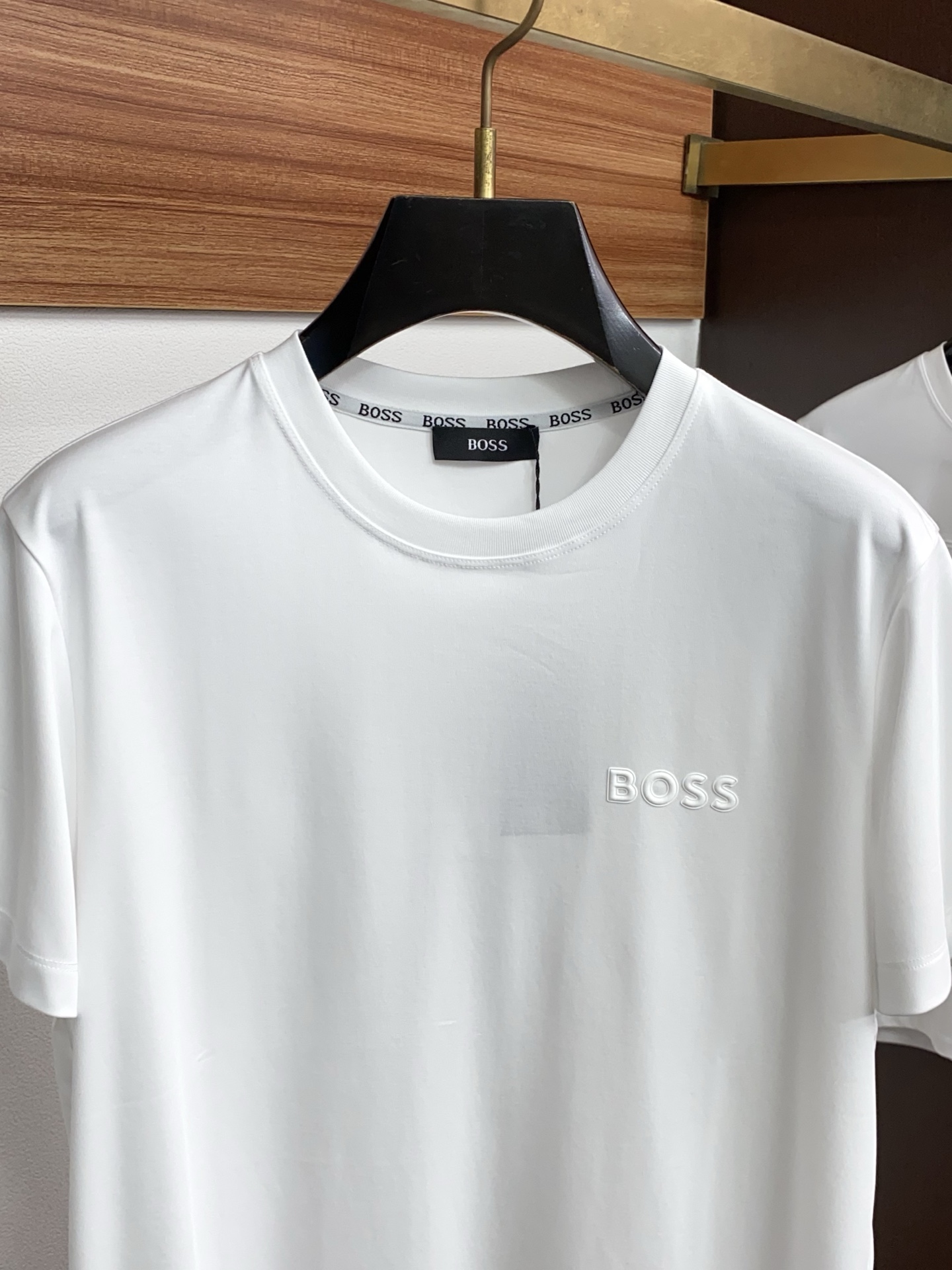 BOSS 26春夏新款首发专柜最新款圆领短袖 高端订制 设计前卫时尚！品牌logo重工艺设计 高端定制100支双面丝光棉