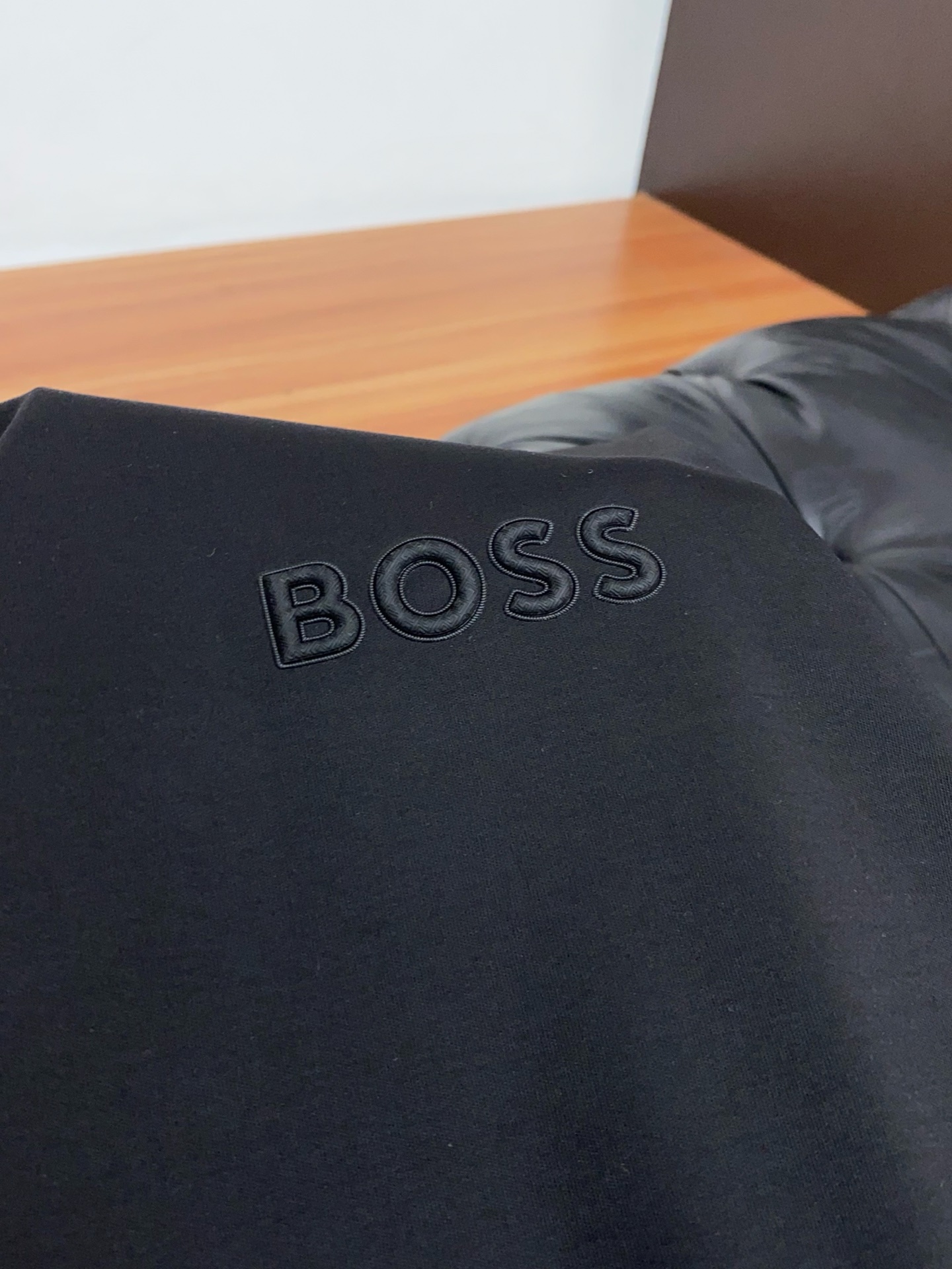 BOSS 26春夏新款首发专柜最新款圆领短袖 高端订制 设计前卫时尚！品牌logo重工艺设计 高端定制100支双面丝光棉