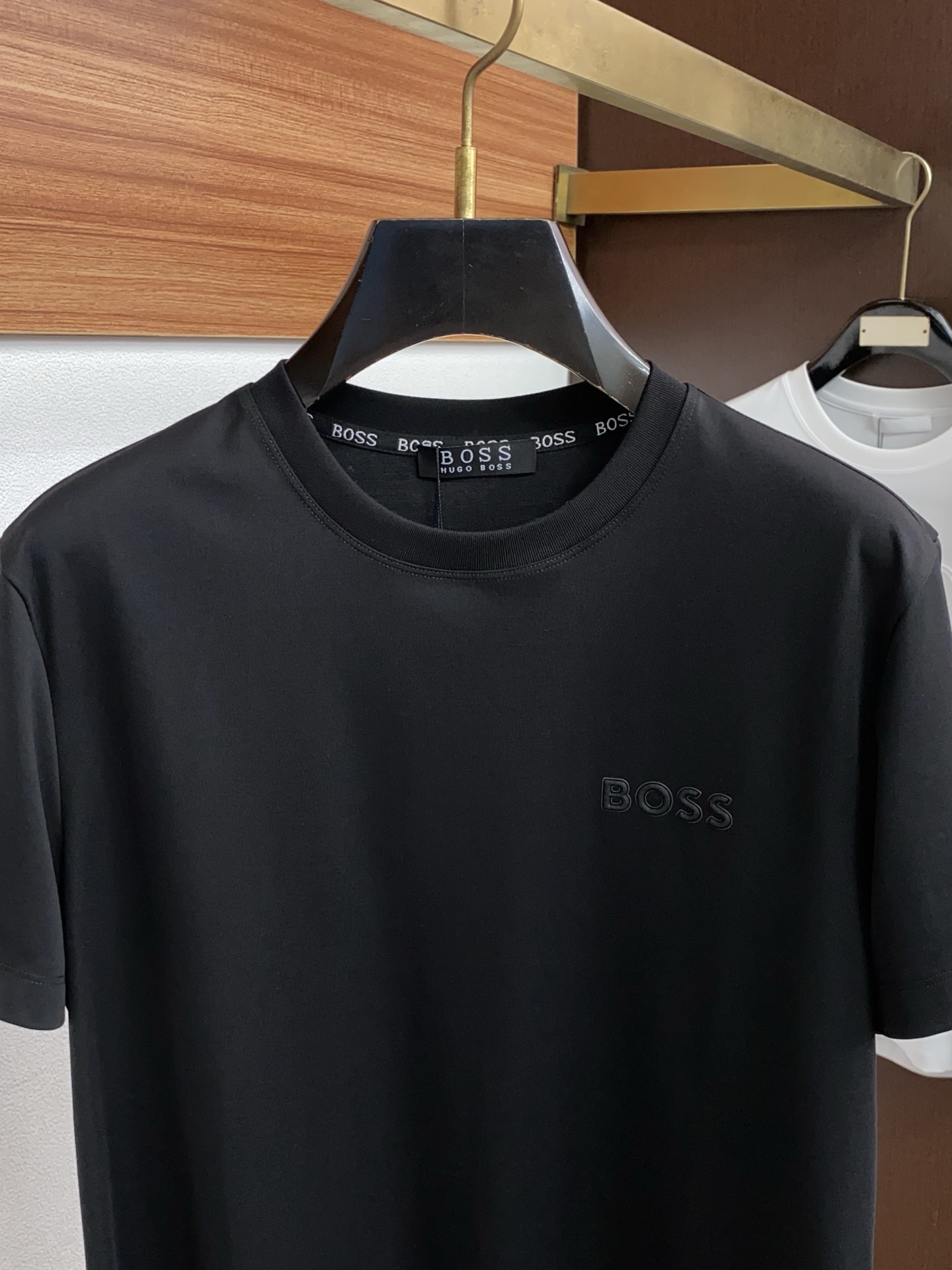 BOSS 26春夏新款首发专柜最新款圆领短袖 高端订制 设计前卫时尚！品牌logo重工艺设计 高端定制100支双面丝光棉