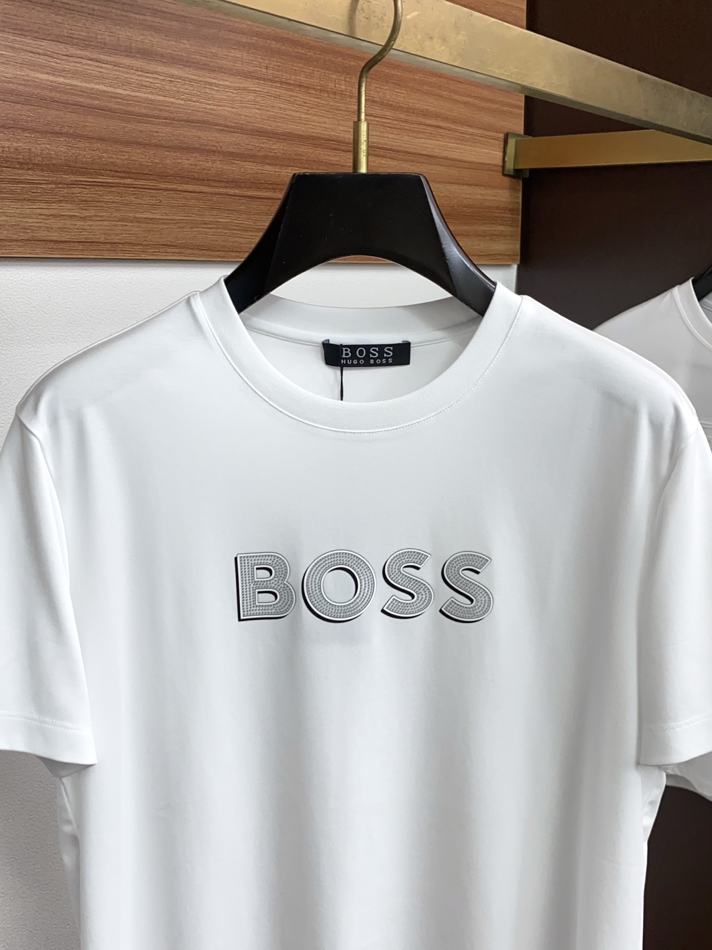 BOSS 26春夏新款首发专柜最新款圆领短袖 高端订制 设计前卫时尚！品牌logo重工艺设计 高端定制100支双面丝光棉