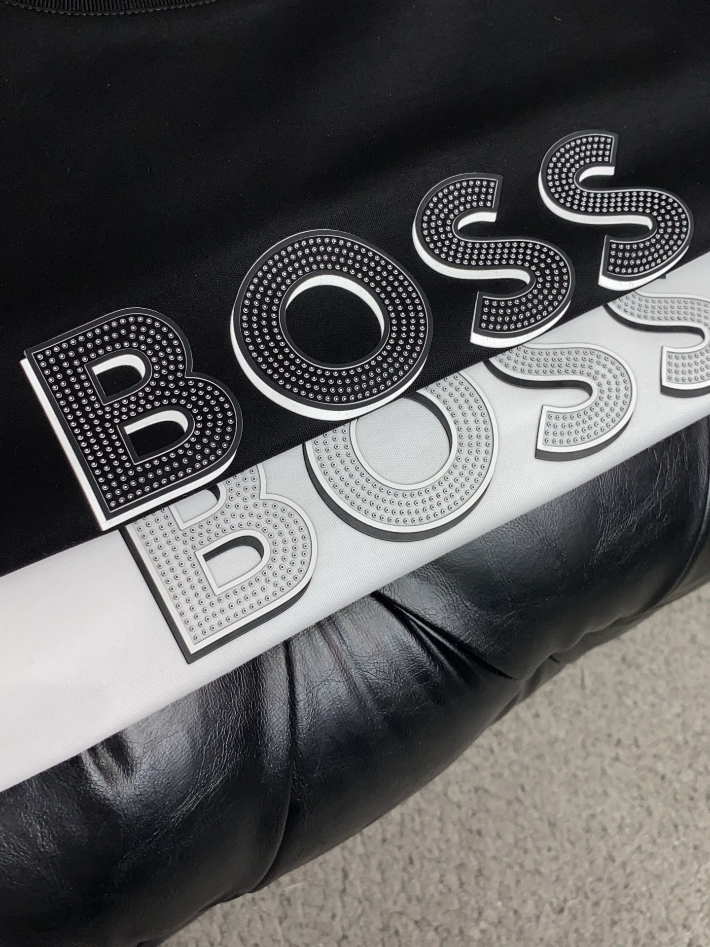 BOSS 26春夏新款首发专柜最新款圆领短袖 高端订制 设计前卫时尚！品牌logo重工艺设计 高端定制100支双面丝光棉