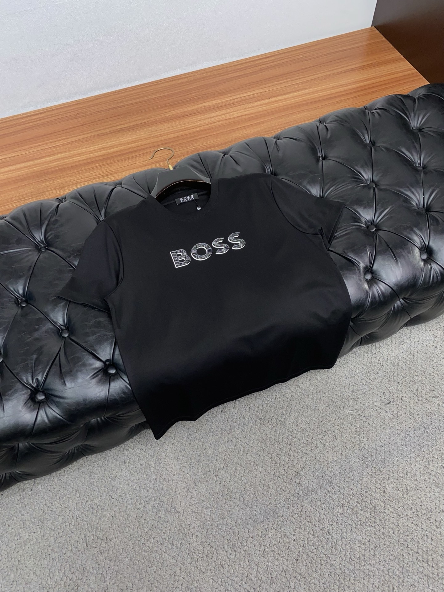 BOSS 26春夏新款首发专柜最新款圆领短袖 高端订制 设计前卫时尚！品牌logo重工艺设计 高端定制100支双面丝光棉