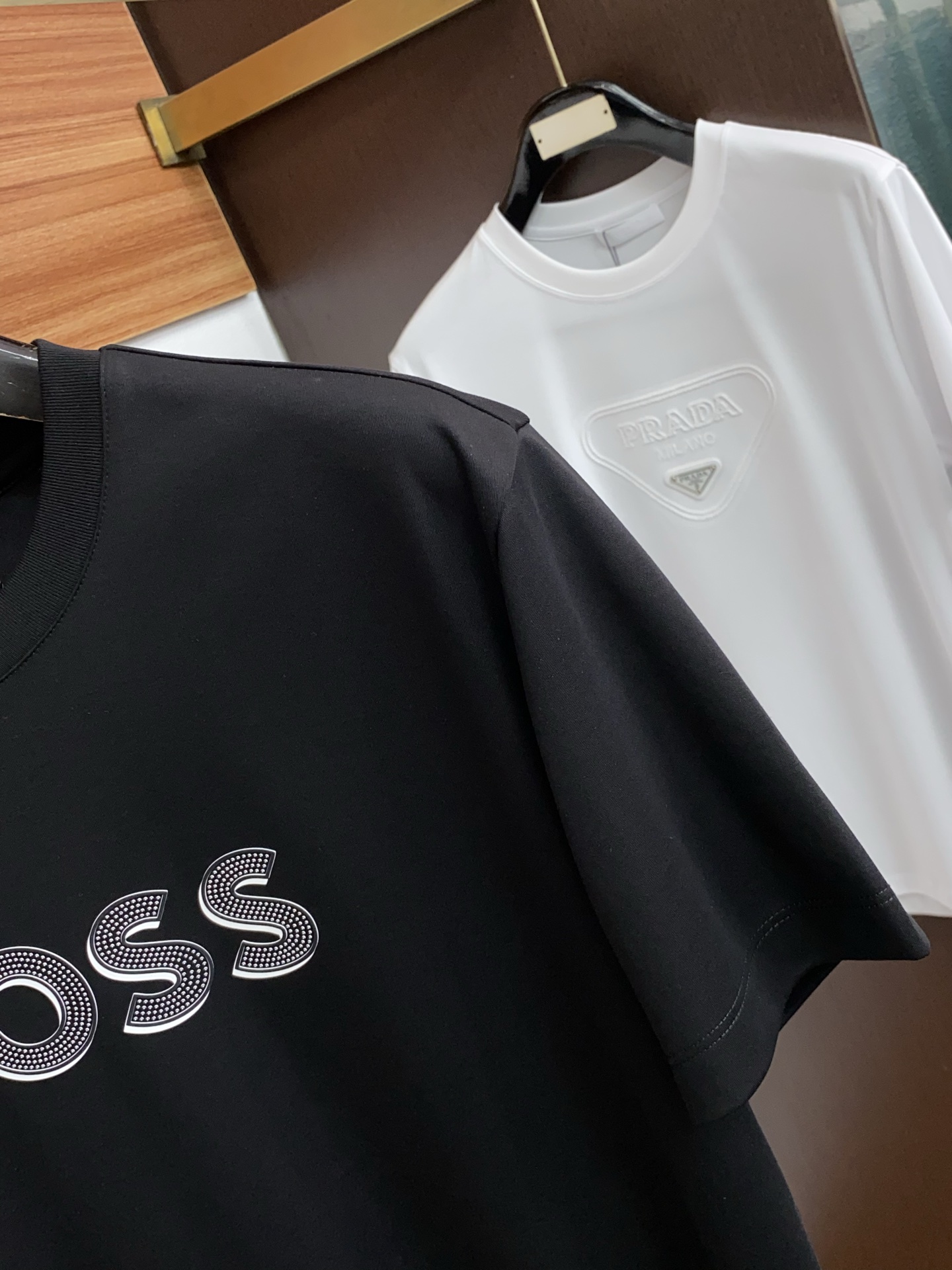 BOSS 26春夏新款首发专柜最新款圆领短袖 高端订制 设计前卫时尚！品牌logo重工艺设计 高端定制100支双面丝光棉