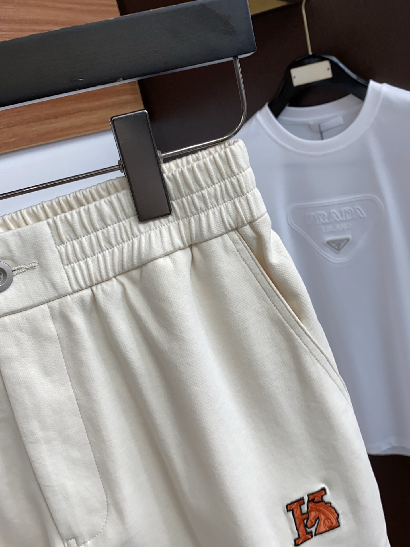 爱马仕 2026春夏季新款，最新休闲短裤。原版裤型上身休闲百搭🌾、随性慵懒范，高级定制面料，订制工艺 舒