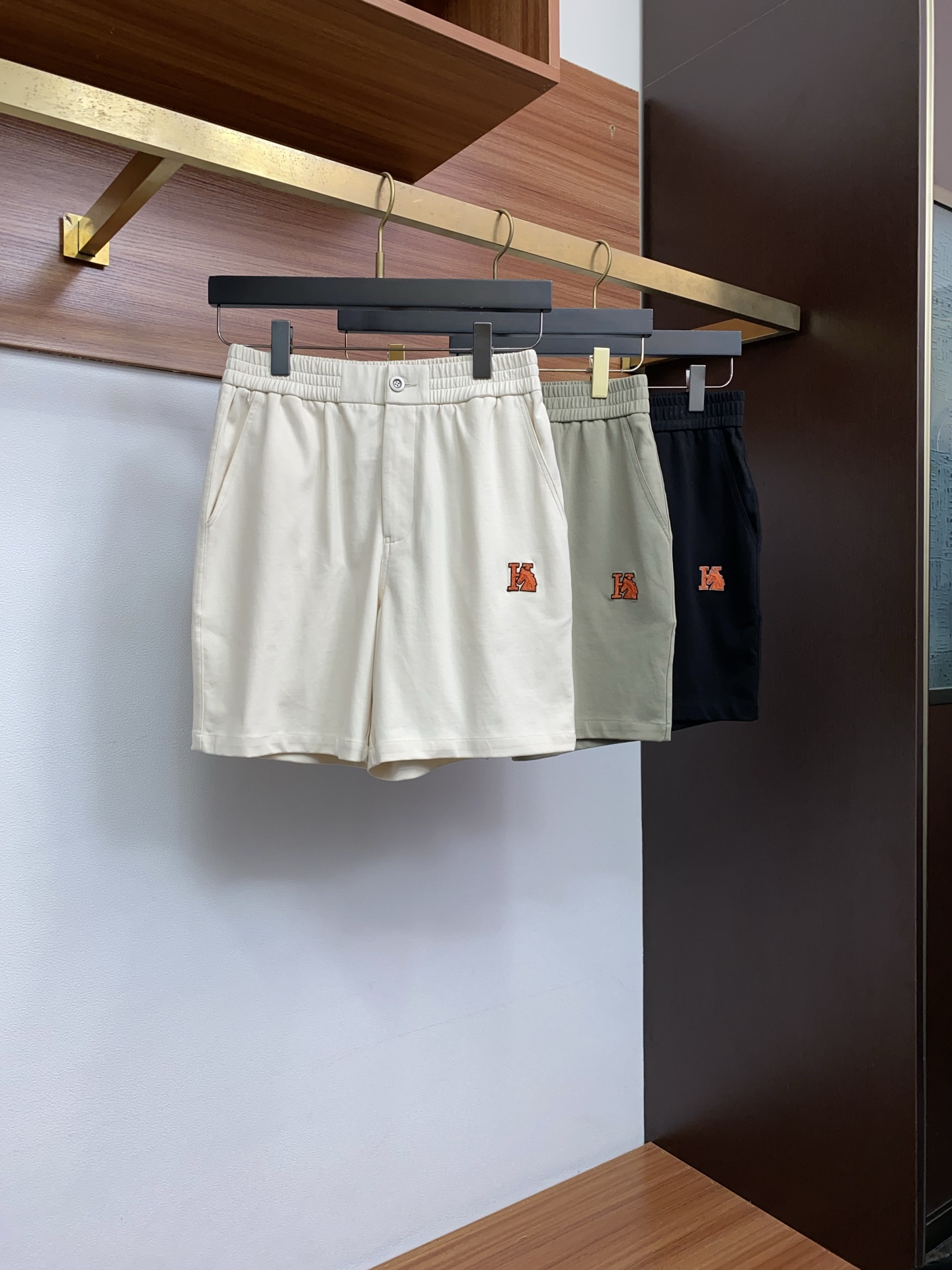 爱马仕 2026春夏季新款，最新休闲短裤。原版裤型上身休闲百搭🌾、随性慵懒范，高级定制面料，订制工艺 舒