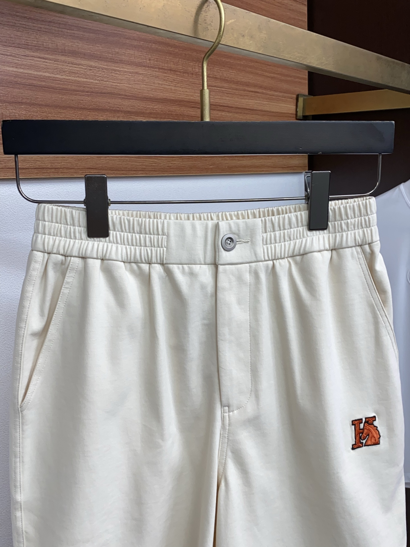 爱马仕 2026春夏季新款，最新休闲短裤。原版裤型上身休闲百搭🌾、随性慵懒范，高级定制面料，订制工艺 舒