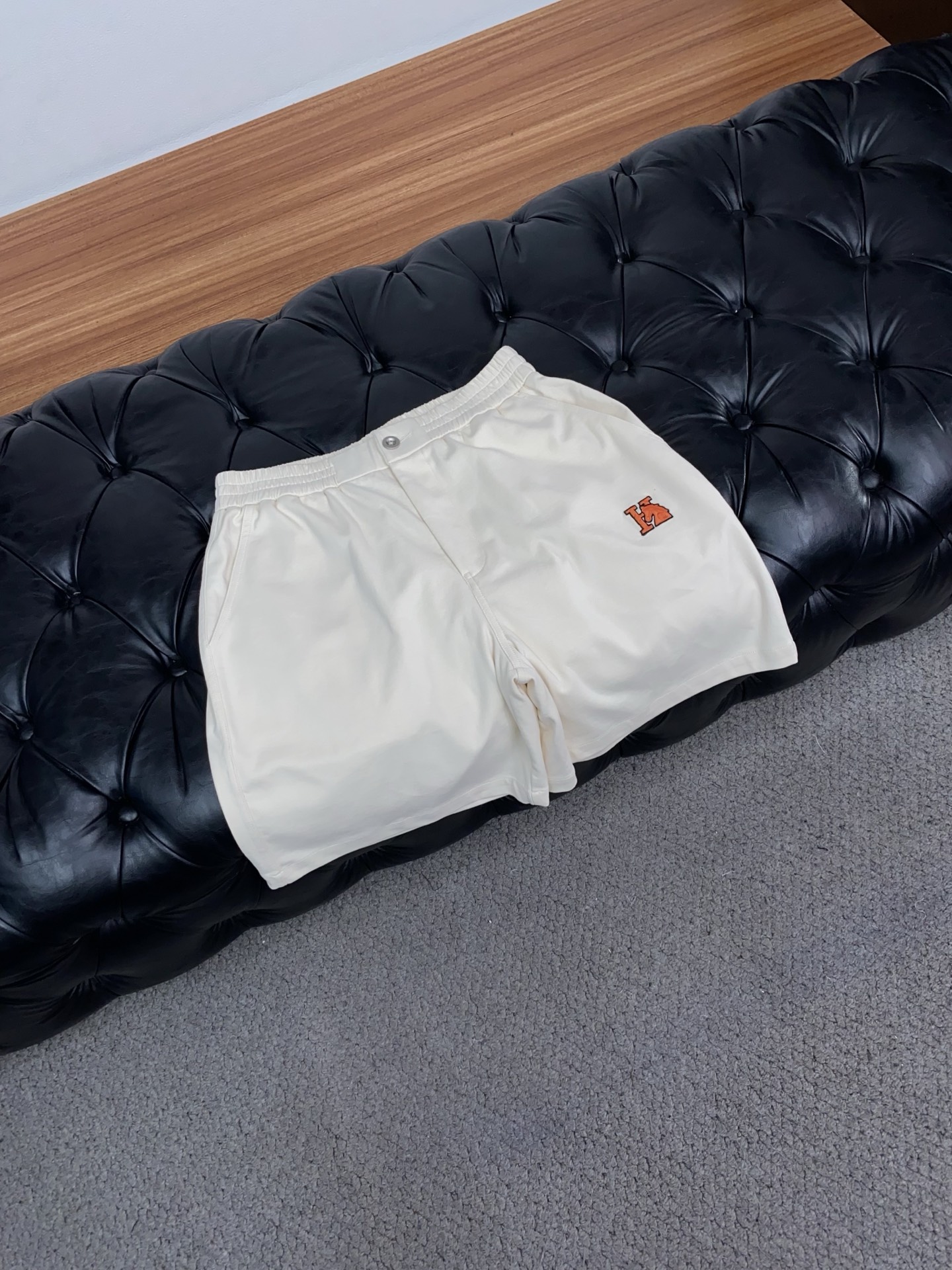 爱马仕 2026春夏季新款，最新休闲短裤。原版裤型上身休闲百搭🌾、随性慵懒范，高级定制面料，订制工艺 舒