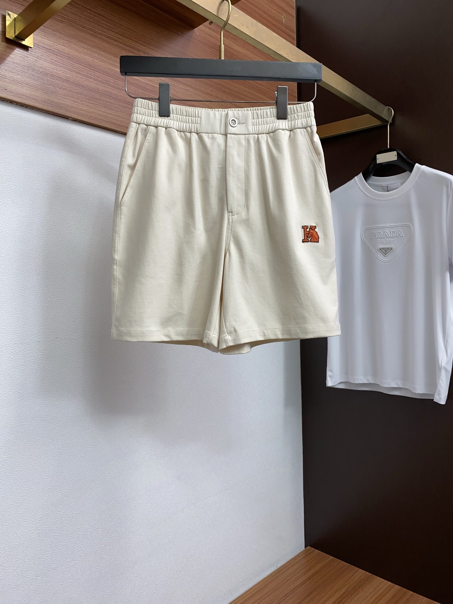 爱马仕 2026春夏季新款，最新休闲短裤。原版裤型上身休闲百搭🌾、随性慵懒范，高级定制面料，订制工艺 舒