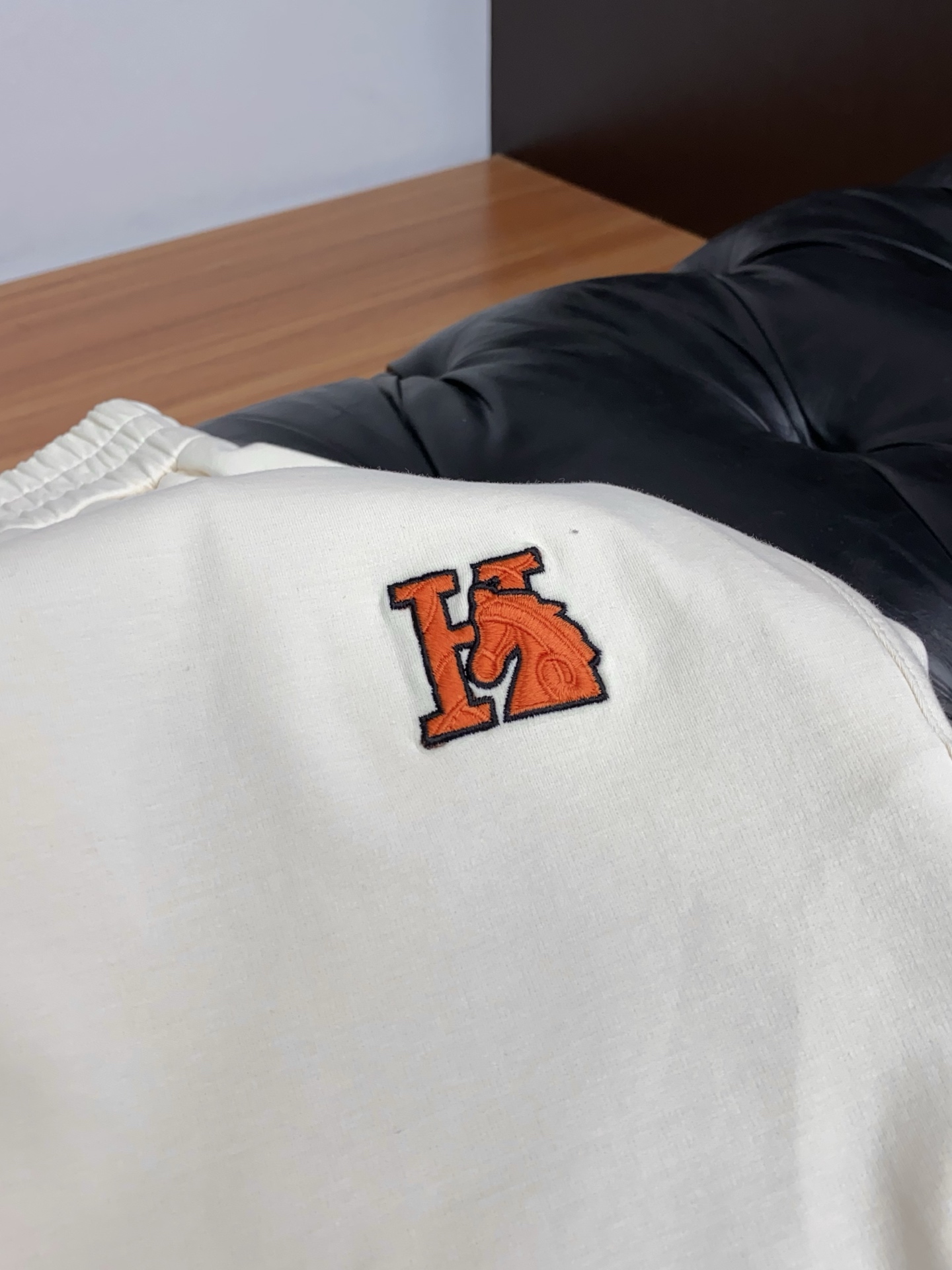 爱马仕 2026春夏季新款，最新休闲短裤。原版裤型上身休闲百搭🌾、随性慵懒范，高级定制面料，订制工艺 舒