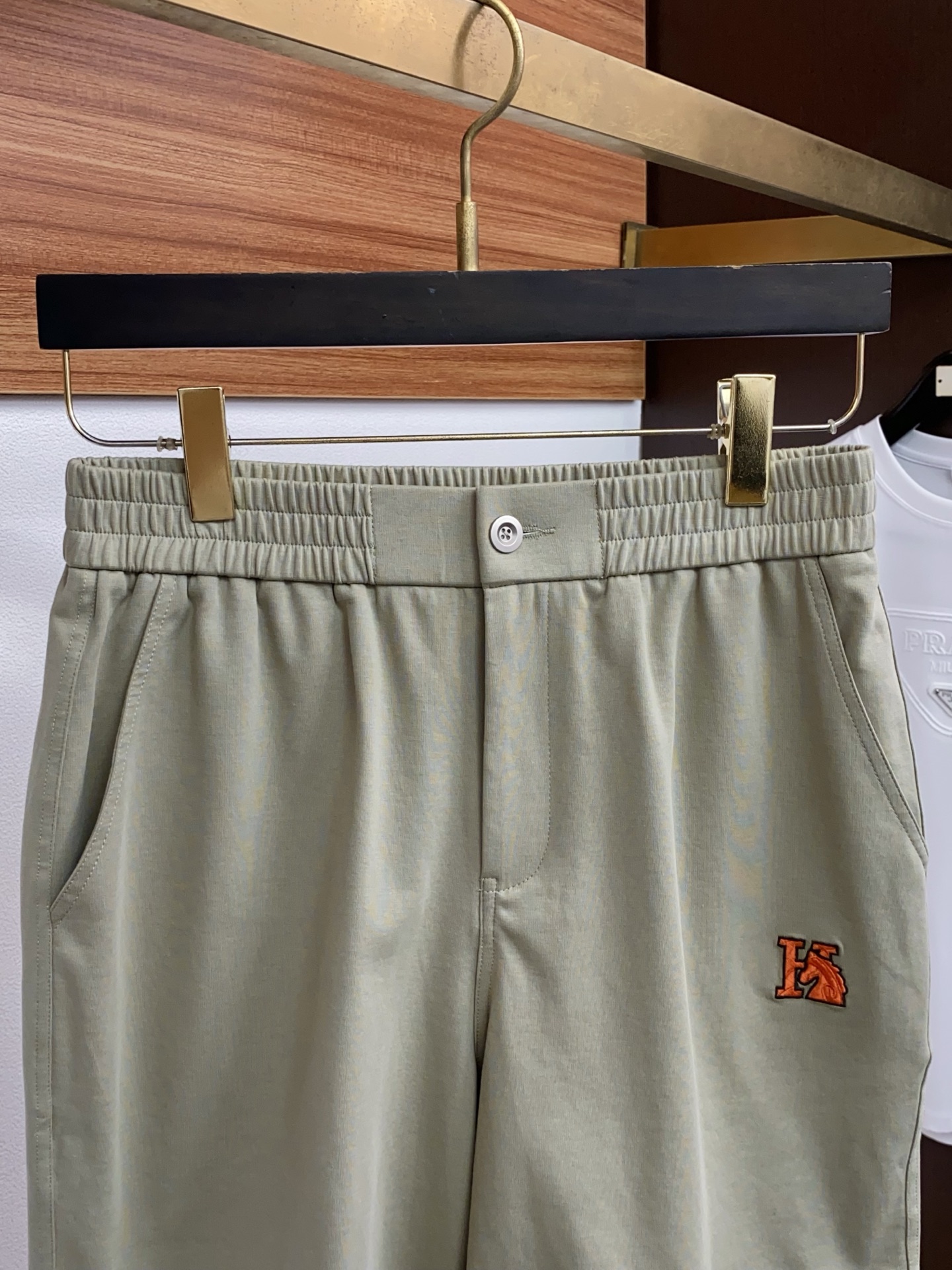 爱马仕 2026春夏季新款，最新休闲短裤。原版裤型上身休闲百搭🌾、随性慵懒范，高级定制面料，订制工艺 舒