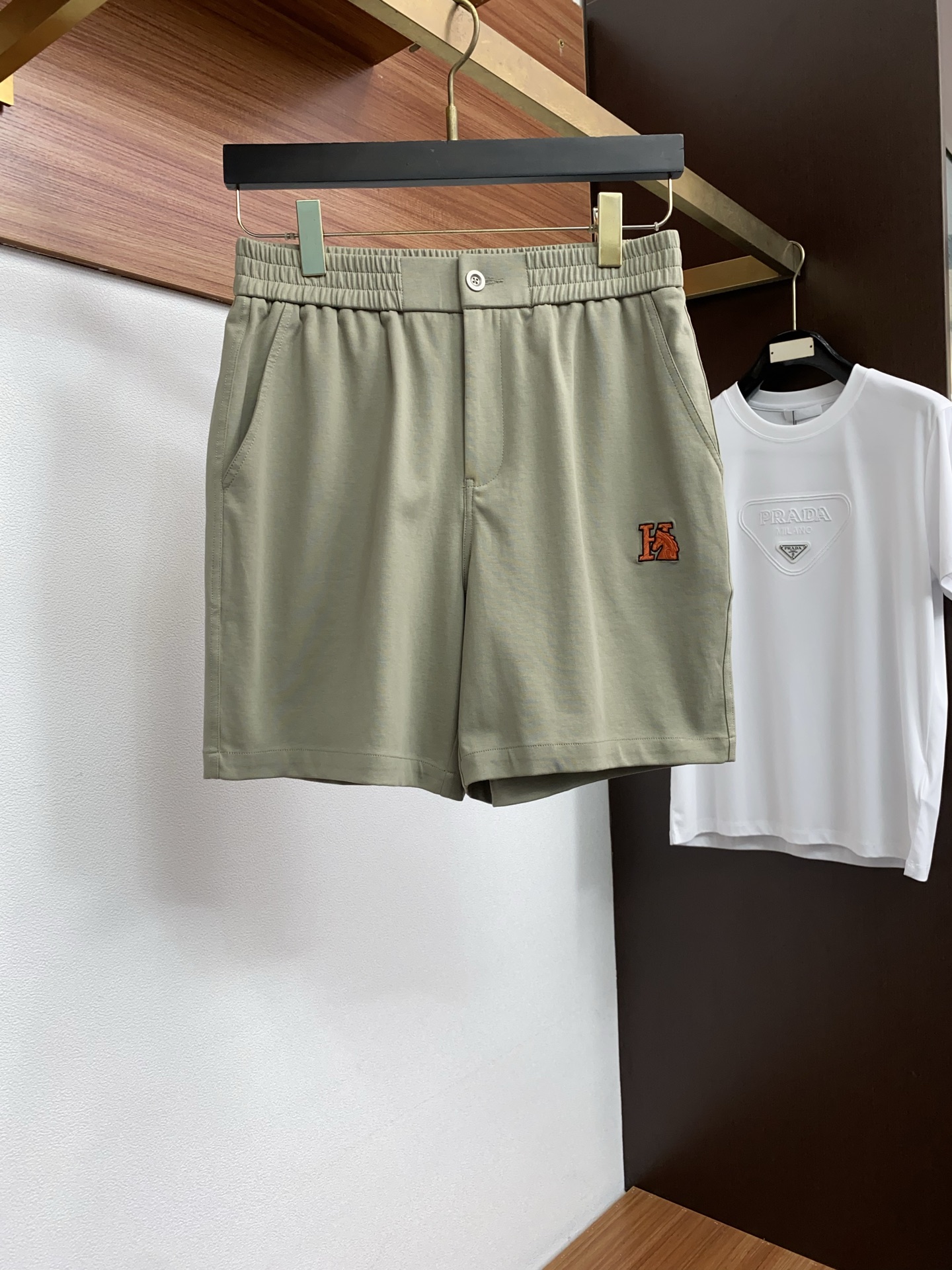 爱马仕 2026春夏季新款，最新休闲短裤。原版裤型上身休闲百搭🌾、随性慵懒范，高级定制面料，订制工艺 舒