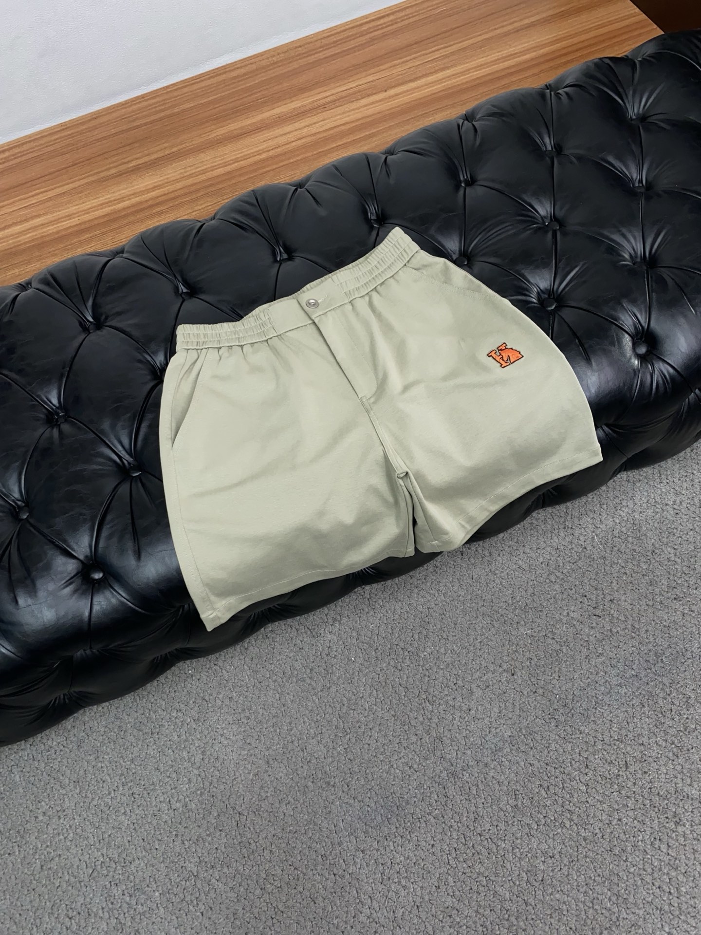 爱马仕 2026春夏季新款，最新休闲短裤。原版裤型上身休闲百搭🌾、随性慵懒范，高级定制面料，订制工艺 舒