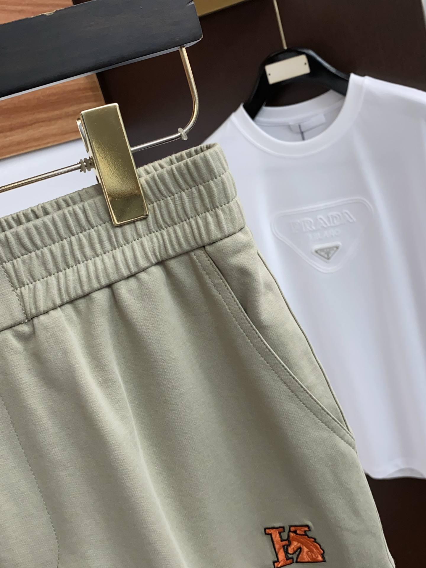 爱马仕 2026春夏季新款，最新休闲短裤。原版裤型上身休闲百搭🌾、随性慵懒范，高级定制面料，订制工艺 舒