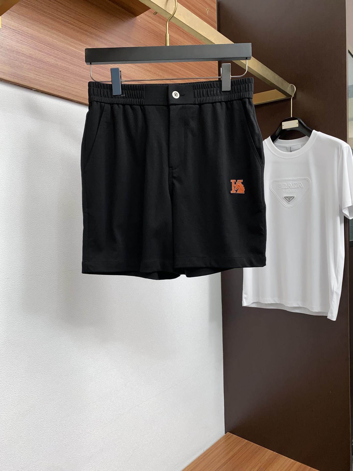 爱马仕 2026春夏季新款，最新休闲短裤。原版裤型上身休闲百搭🌾、随性慵懒范，高级定制面料，订制工艺 舒