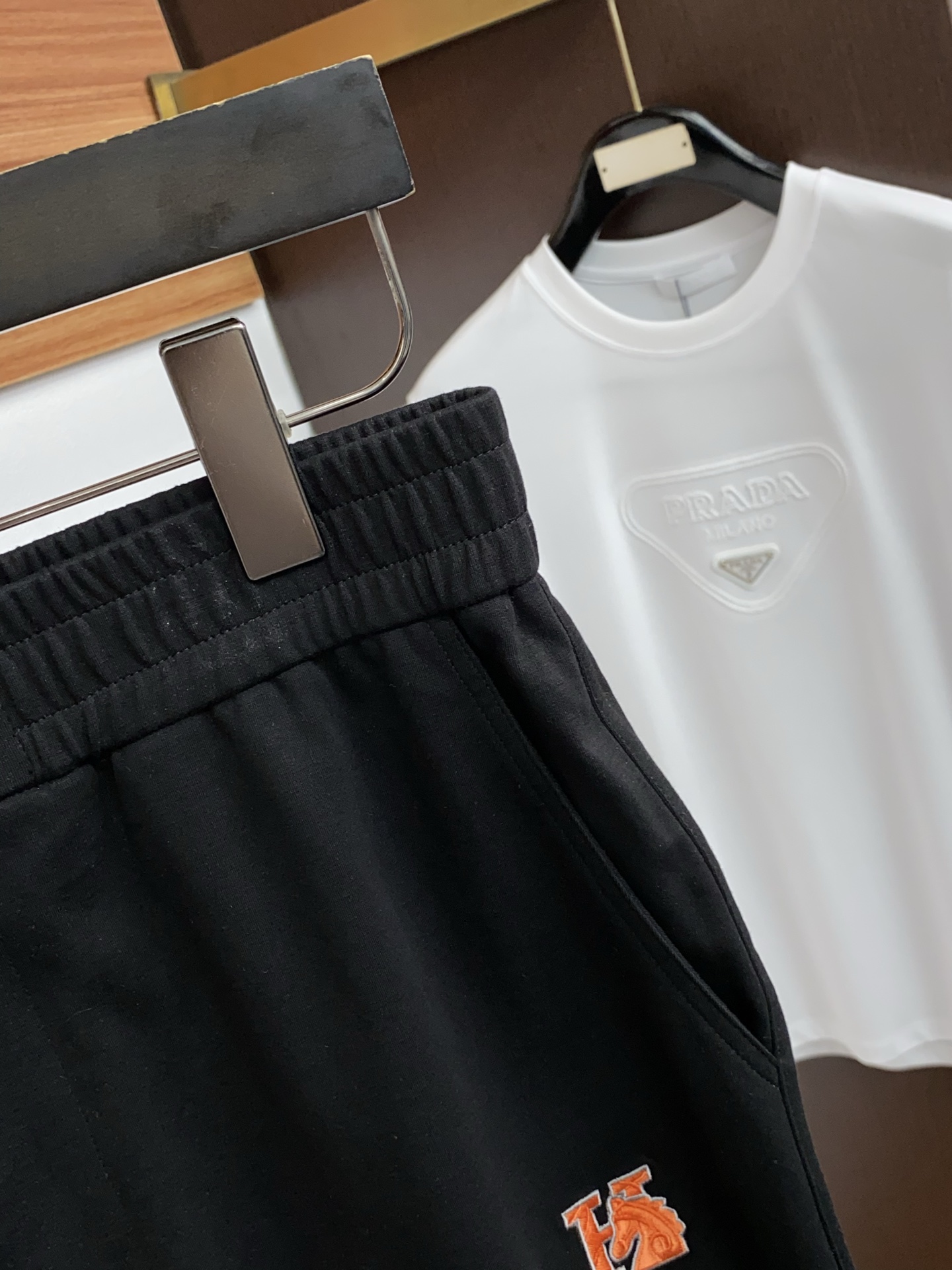 爱马仕 2026春夏季新款，最新休闲短裤。原版裤型上身休闲百搭🌾、随性慵懒范，高级定制面料，订制工艺 舒