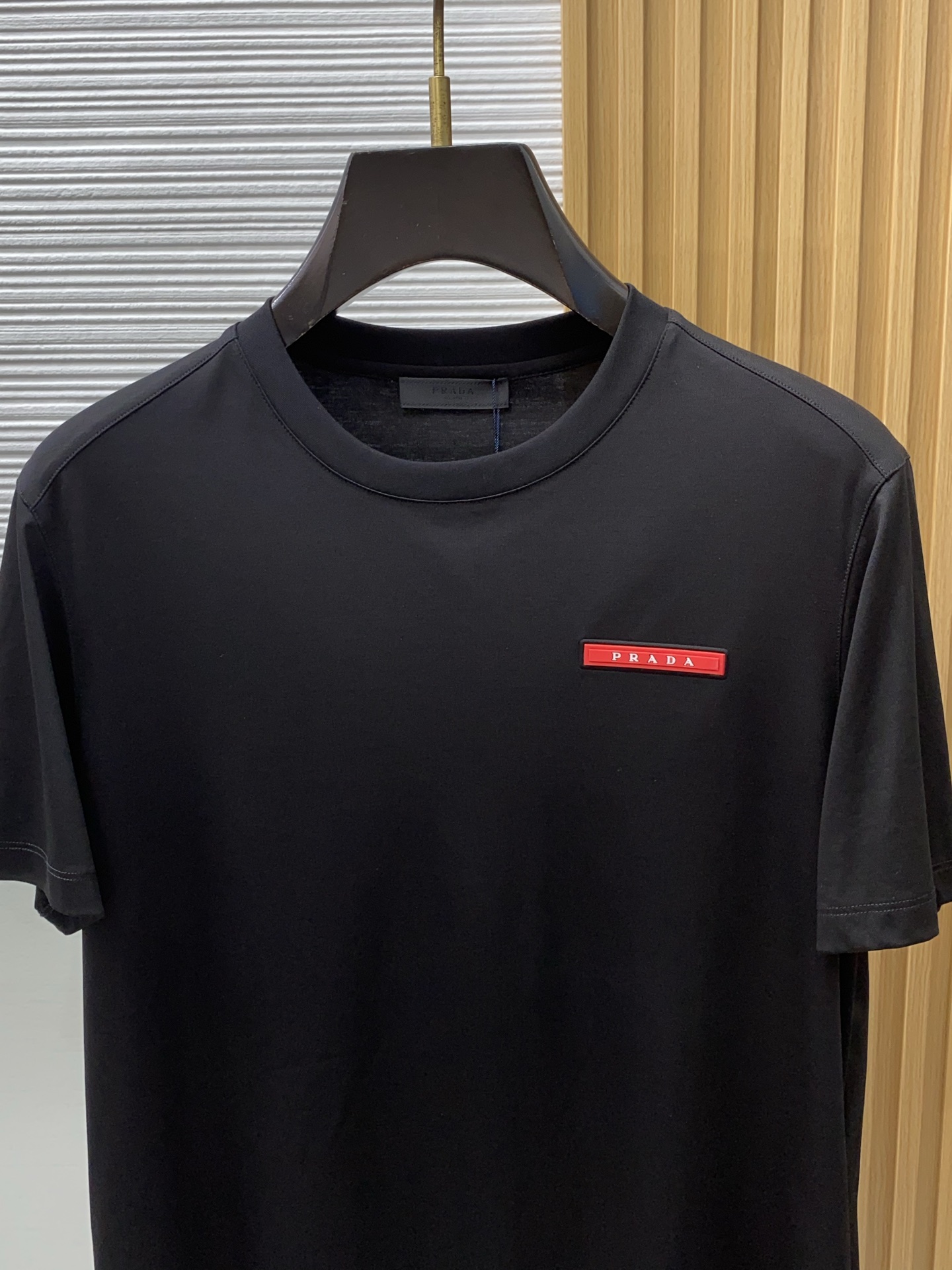 普拉达 2026春夏新款首发专柜最新款圆领短袖 高端订制 设计前卫时尚！品牌logo重工艺设计 高端定制