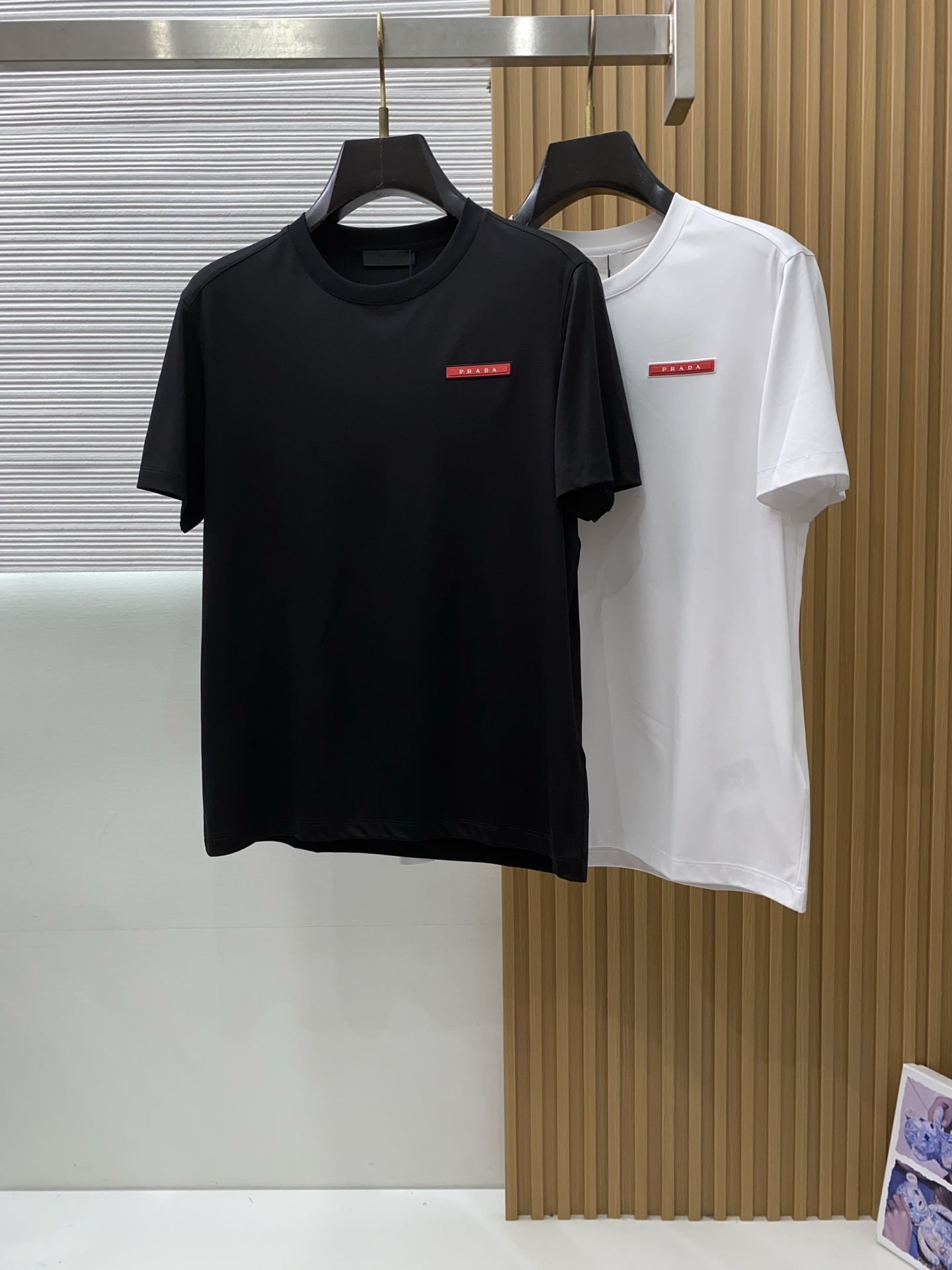 普拉达 2026春夏新款首发专柜最新款圆领短袖 高端订制 设计前卫时尚！品牌logo重工艺设计 高端定制