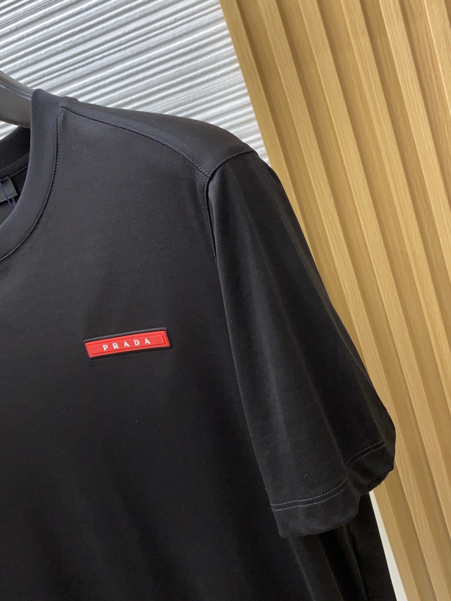 普拉达 2026春夏新款首发专柜最新款圆领短袖 高端订制 设计前卫时尚！品牌logo重工艺设计 高端定制