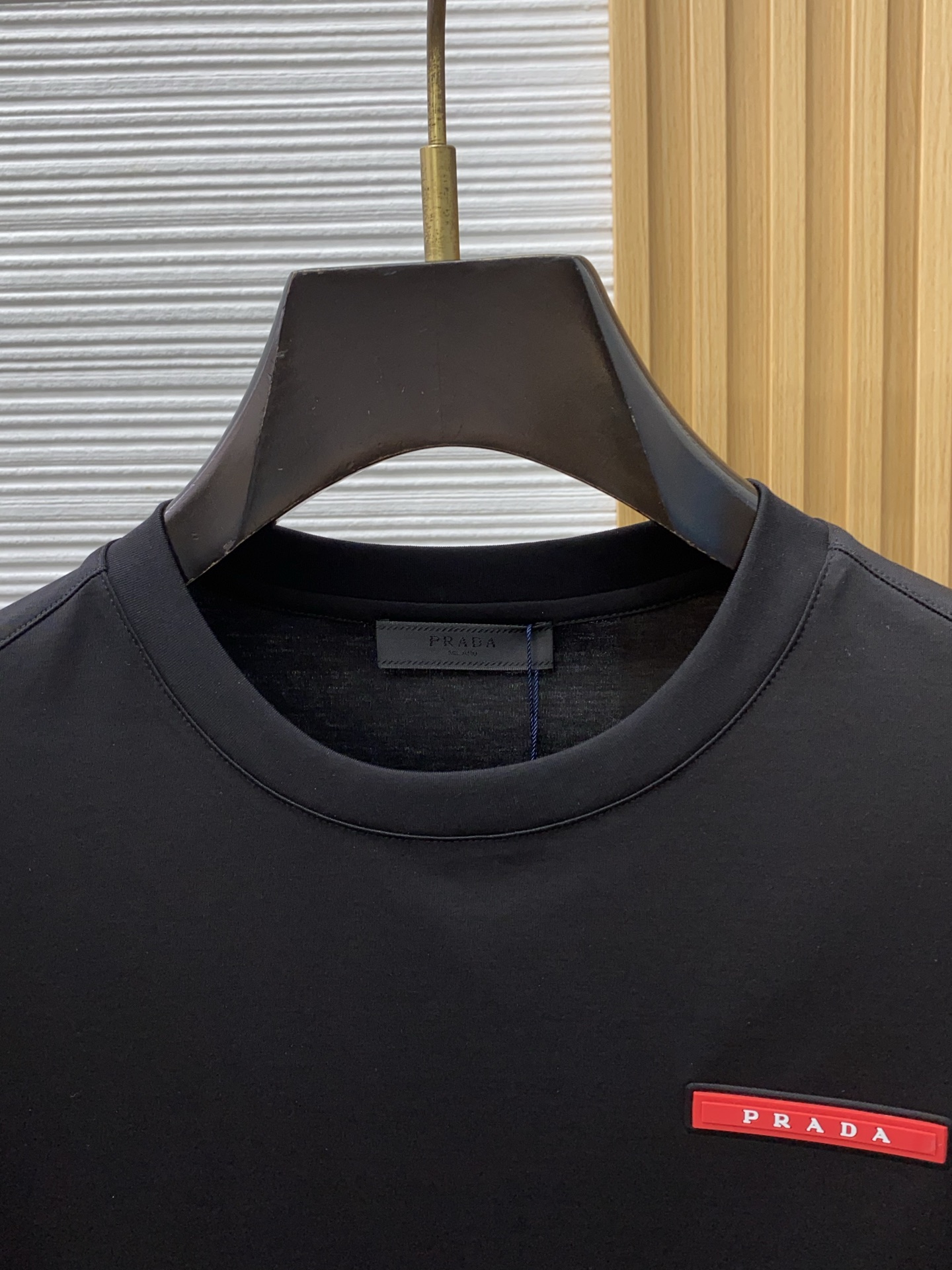 普拉达 2026春夏新款首发专柜最新款圆领短袖 高端订制 设计前卫时尚！品牌logo重工艺设计 高端定制