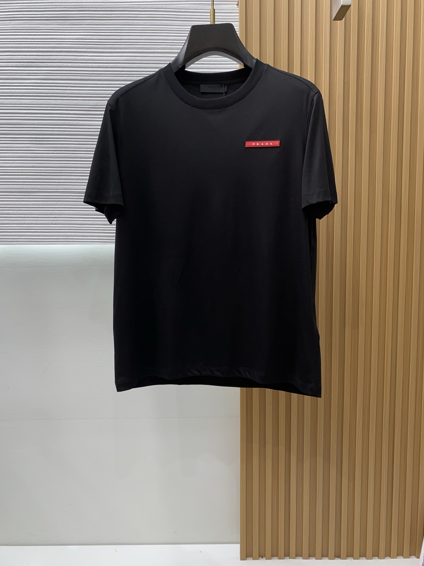 普拉达 2026春夏新款首发专柜最新款圆领短袖 高端订制 设计前卫时尚！品牌logo重工艺设计 高端定制