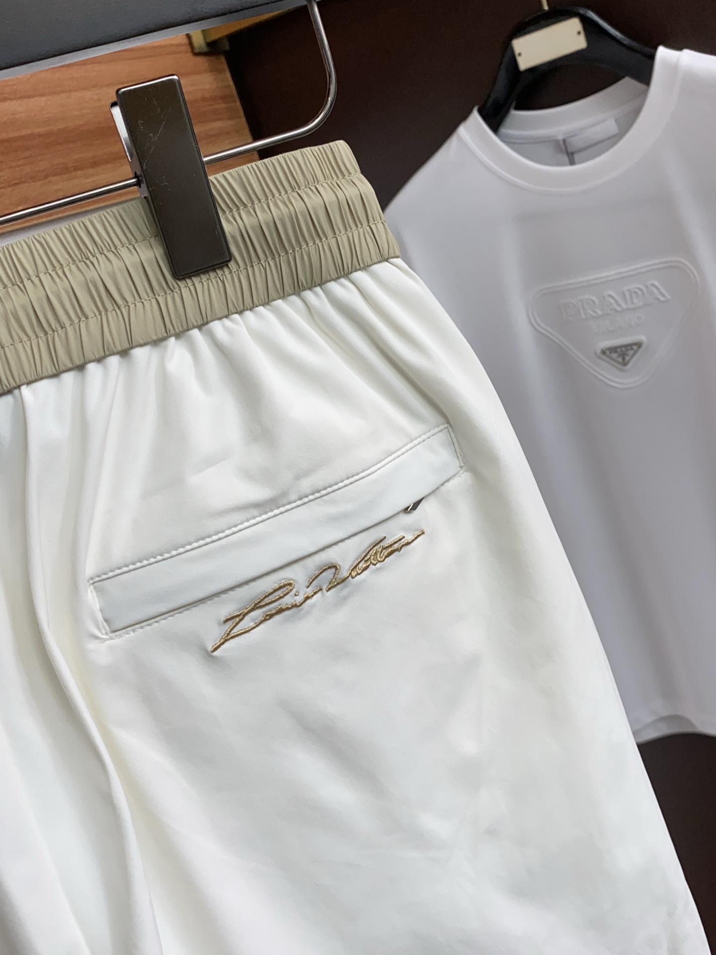 1v 路易威登 春夏新款休闲短裤 品牌经典系列 速干面料 舒适度极好，手触感强烈。原版品牌logo 辨识